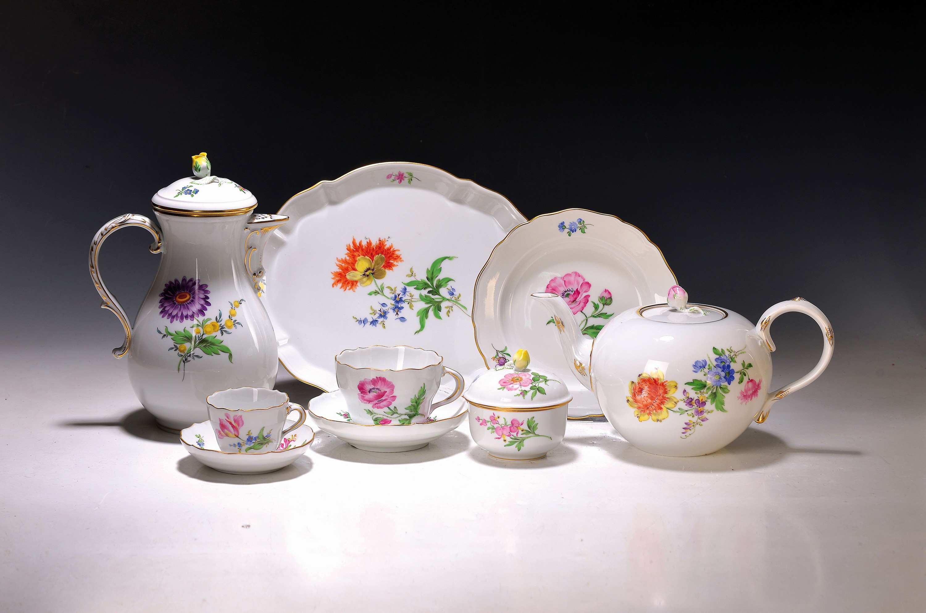 Kaffeeservice, Meissen, Blume 1, 2. Hälfte 20. Jh., Porzellan, Kaffeekanne, Teekanne, Zuckerdose, Milchkännchen, 6 Tassen mit 5 Untertassen, 2 ...