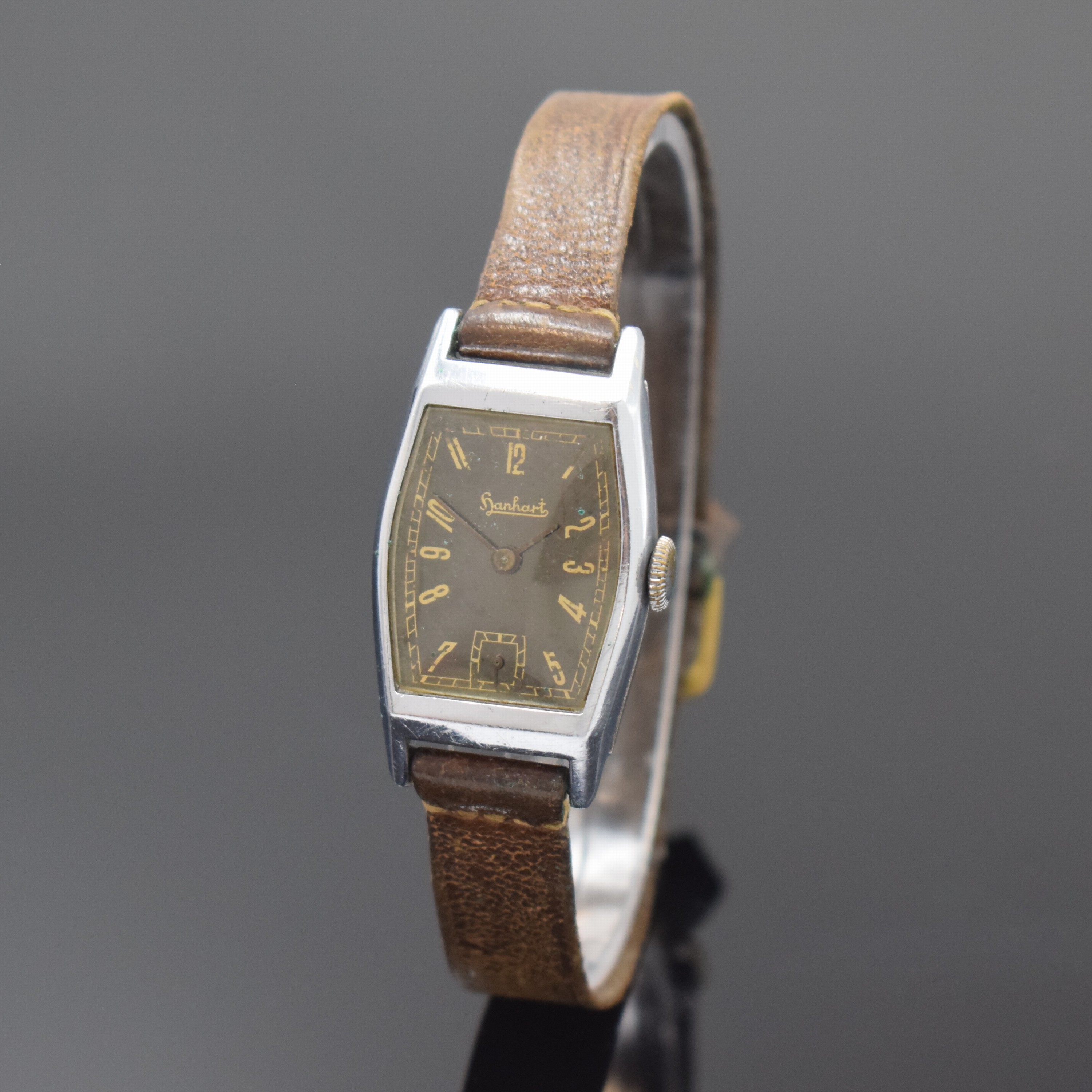 HANHART Armbanduhr, 1930er Jahre, Handaufzug, Edelstahlboden aufgedr., schwarzes orig. Glanzblatt altersbed. fl./pat., tonneauförm. AH-Kal., 15 St., ...