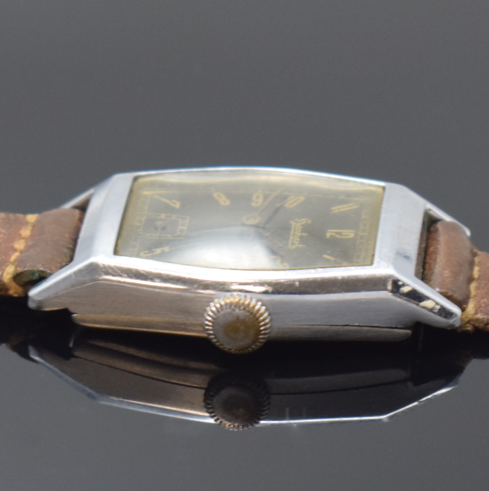 Detail a: HANHART Armbanduhr, 1930er Jahre, Handaufzug, Edelstahlboden aufgedr., schwarzes orig. Glanzblatt altersbed. fl./pat., tonneauförm. AH-Kal., 15 St., ...