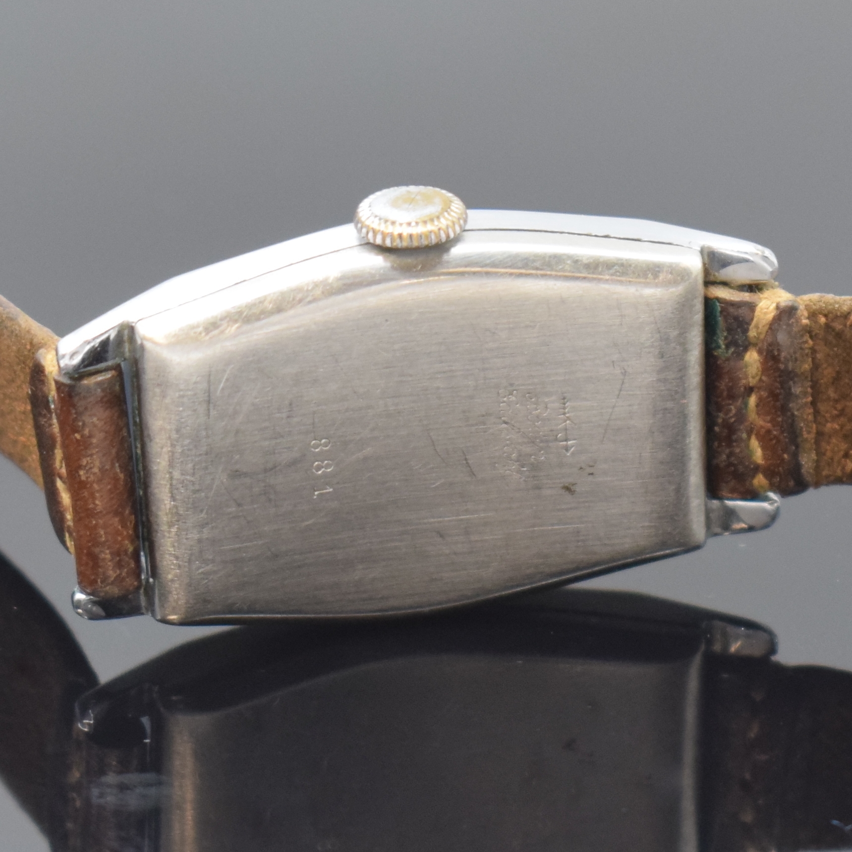 Detail c: HANHART Armbanduhr, 1930er Jahre, Handaufzug, Edelstahlboden aufgedr., schwarzes orig. Glanzblatt altersbed. fl./pat., tonneauförm. AH-Kal., 15 St., ...