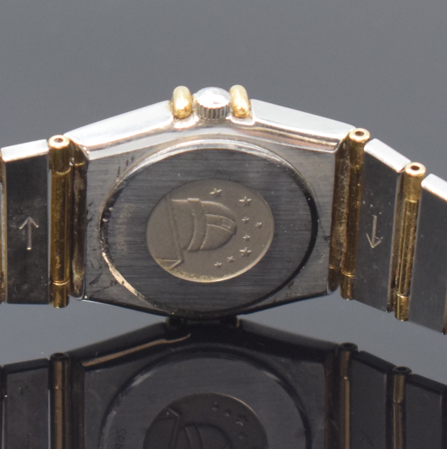 Detail d: OMEGA Constellation Damenarmbanduhr Referenz 895.1080.1, Schweiz um 1995, Edelstahl/Gold kombiniert inkl. Gliederband m. Faltschl., Lünette aufw. m. ...