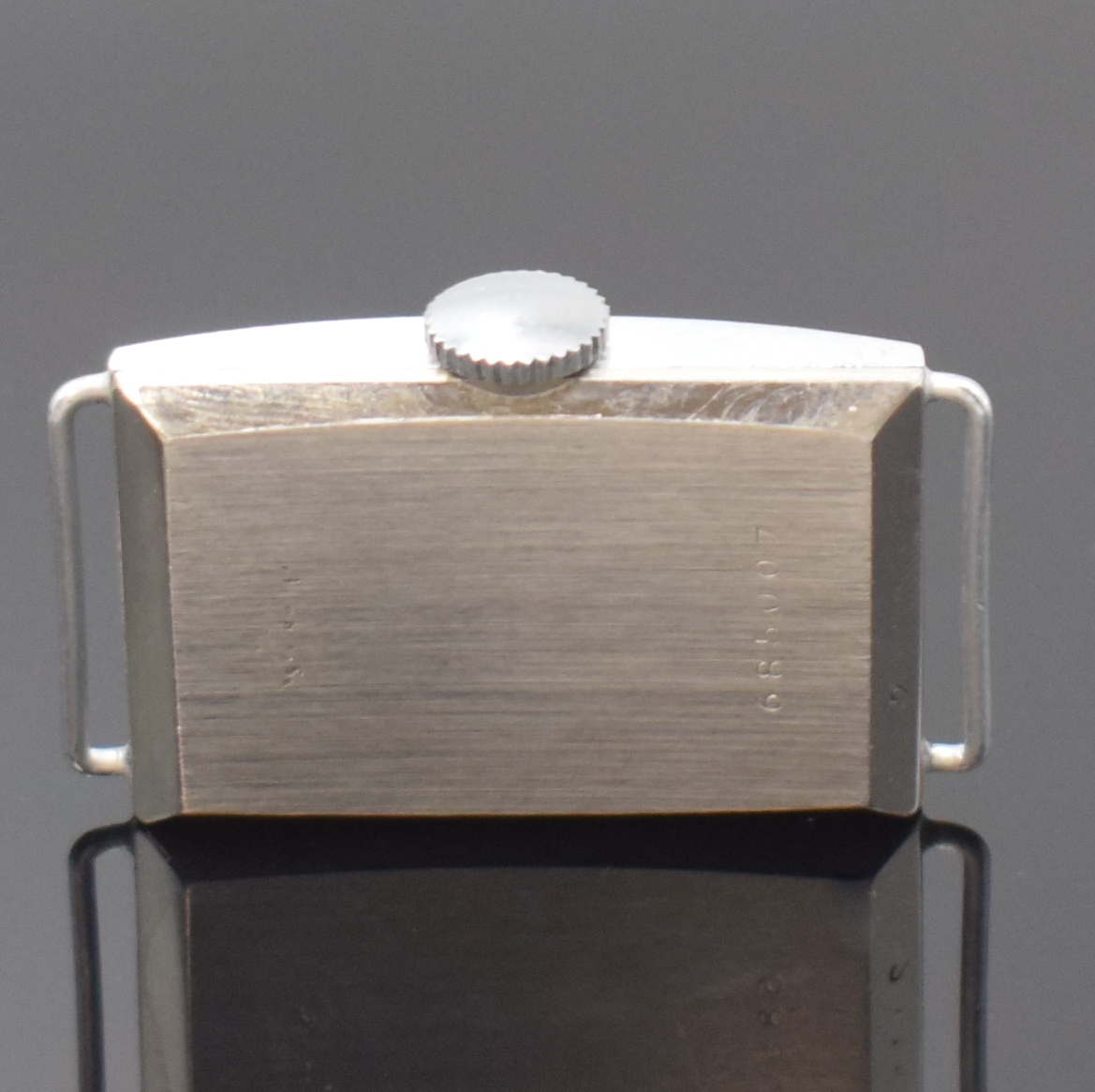 Detail b: LIP T.18 - 2 rechteckige Armbanduhren aus Lagerbestand um 1940, Frankreich, Handaufzug, verchr. Geh. m. aufgedr. Stahlböden, silb. ...