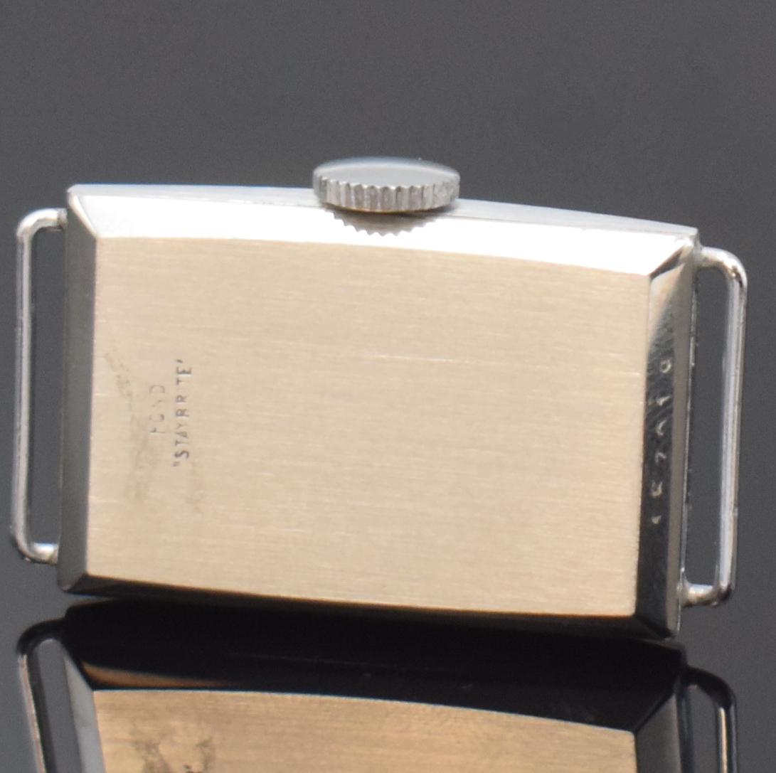 Detail d: LIP T.18 - 2 rechteckige Armbanduhren aus Lagerbestand um 1940, Frankreich, Handaufzug, verchr. Geh. m. aufgedr. Stahlböden, silb. ...