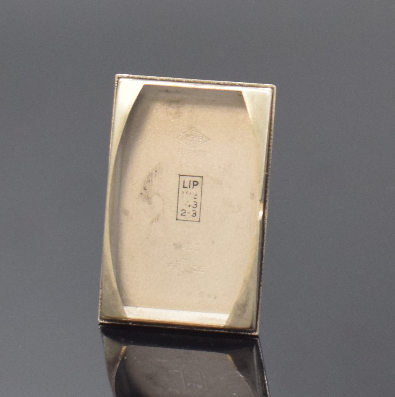 Detail e: LIP T.18 - 2 rechteckige Armbanduhren aus Lagerbestand um 1940, Frankreich, Handaufzug, verchr. Geh. m. aufgedr. Stahlböden, silb. ...