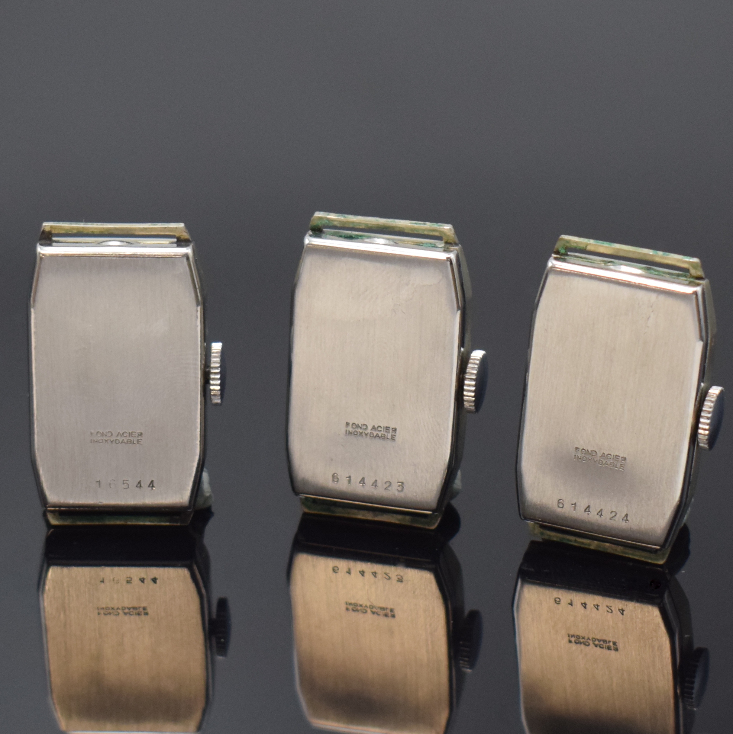 Detail a: LIP T.18 - 3 rechteckige Armbanduhren aus Lagerbestand um 1940, Frankreich, Handaufzug, Nickelgeh. m. aufgedr. Stahlböden, silb. Art-Deco ...