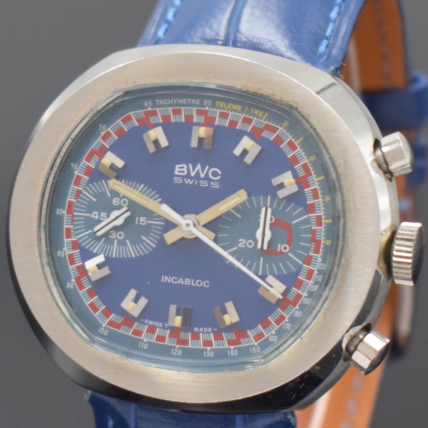Detail a: BWC Armbandchronograph in Stahl im typischen 1970er Jahre Design, Schweiz um 1975, Handaufzug, quer-ovales Geh., Boden verschr., blaues ...