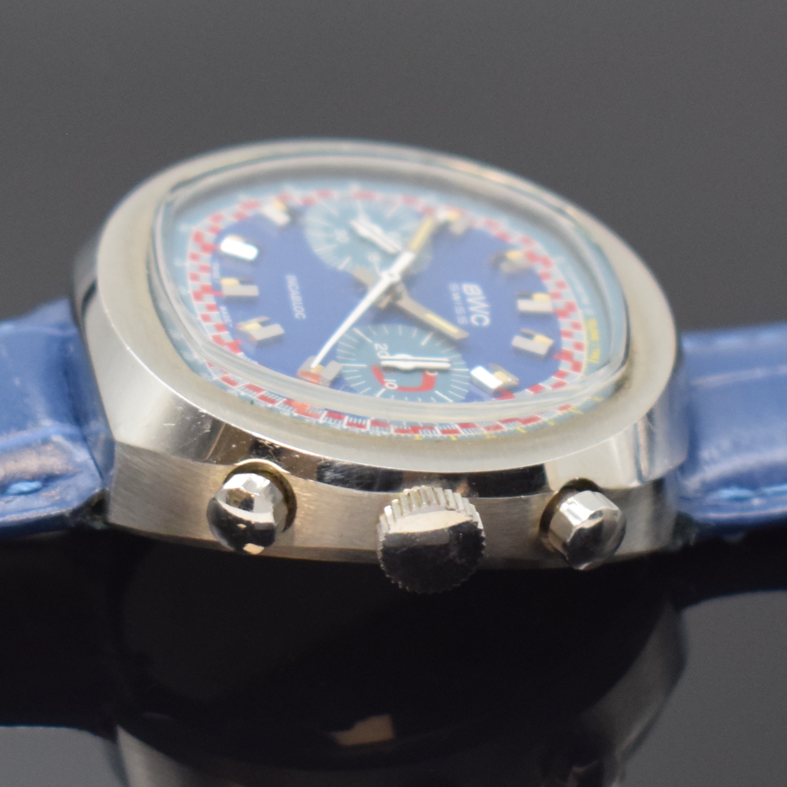 Detail b: BWC Armbandchronograph in Stahl im typischen 1970er Jahre Design, Schweiz um 1975, Handaufzug, quer-ovales Geh., Boden verschr., blaues ...