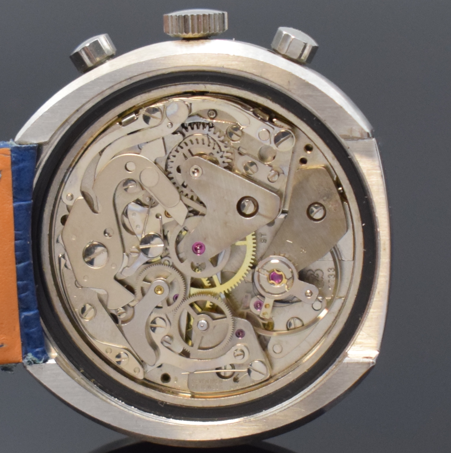 Detail d: BWC Armbandchronograph in Stahl im typischen 1970er Jahre Design, Schweiz um 1975, Handaufzug, quer-ovales Geh., Boden verschr., blaues ...