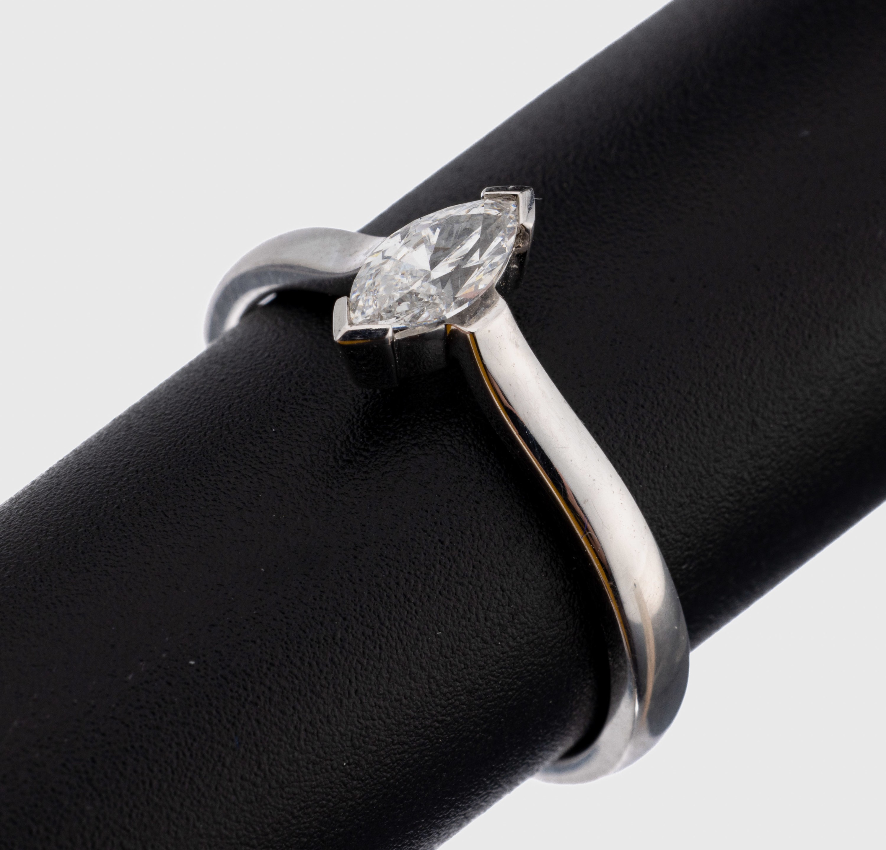18 kt Gold Diamant-Ring, WG 750/000, schlichte Gestaltung, 1 Diamant-Navette ca. 0.42 ct feines Weiß/si (Angaben grav.), RW 57,ca. 4.5 g, ...