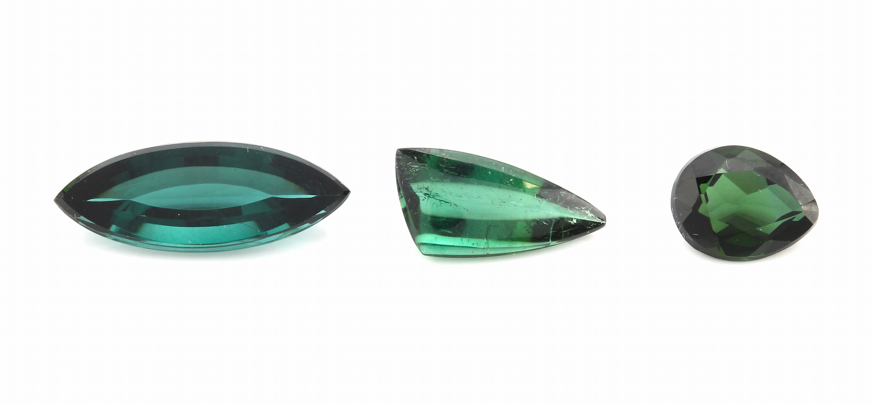 Lot lose Turmaline, zus. ca. 8.02 ct, 1 x facett. Tropfen, 1 x Navette, 1 x Cabochon in Phantasieform
