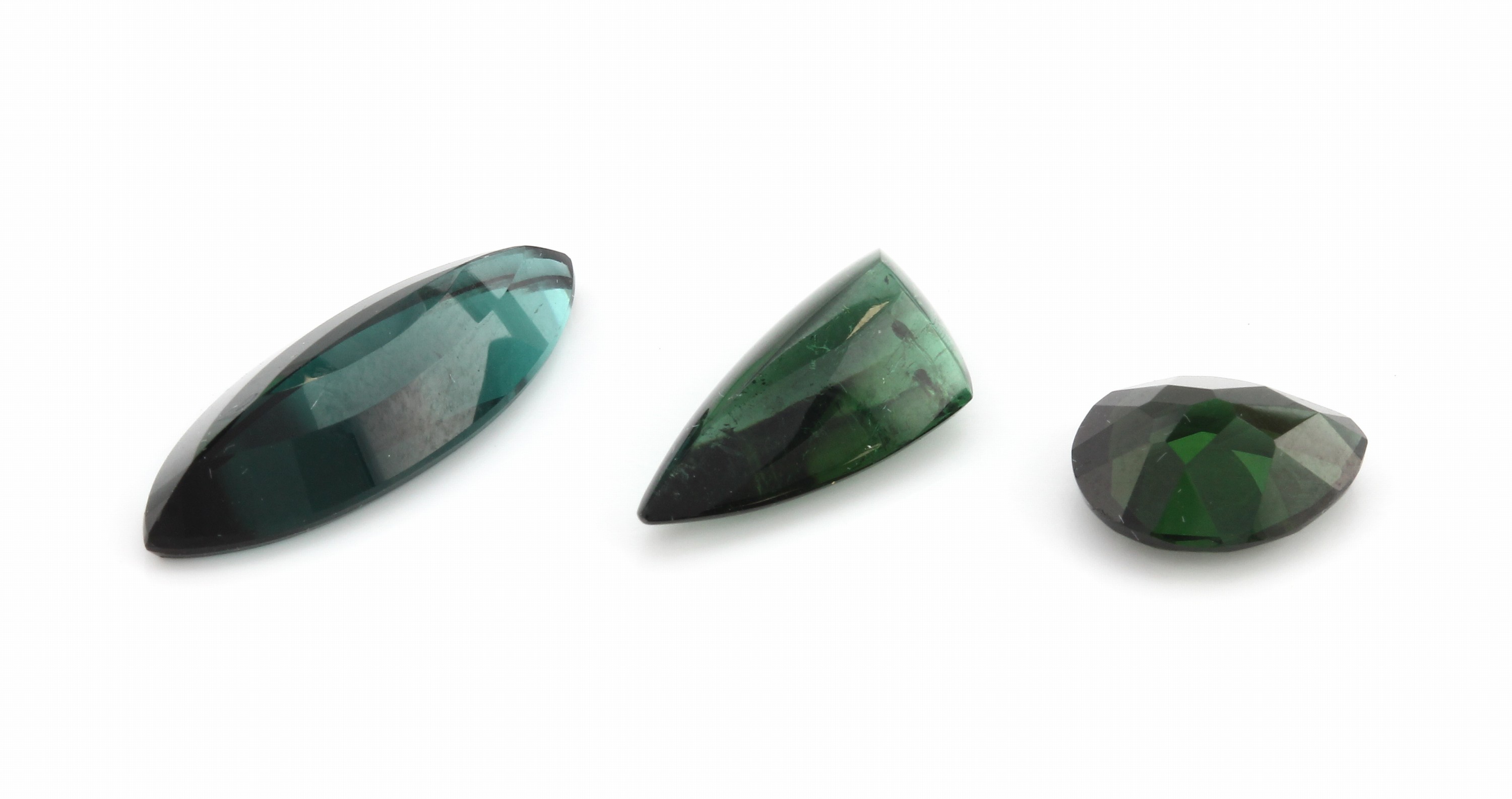 Detail a: Lot lose Turmaline, zus. ca. 8.02 ct, 1 x facett. Tropfen, 1 x Navette, 1 x Cabochon in Phantasieform