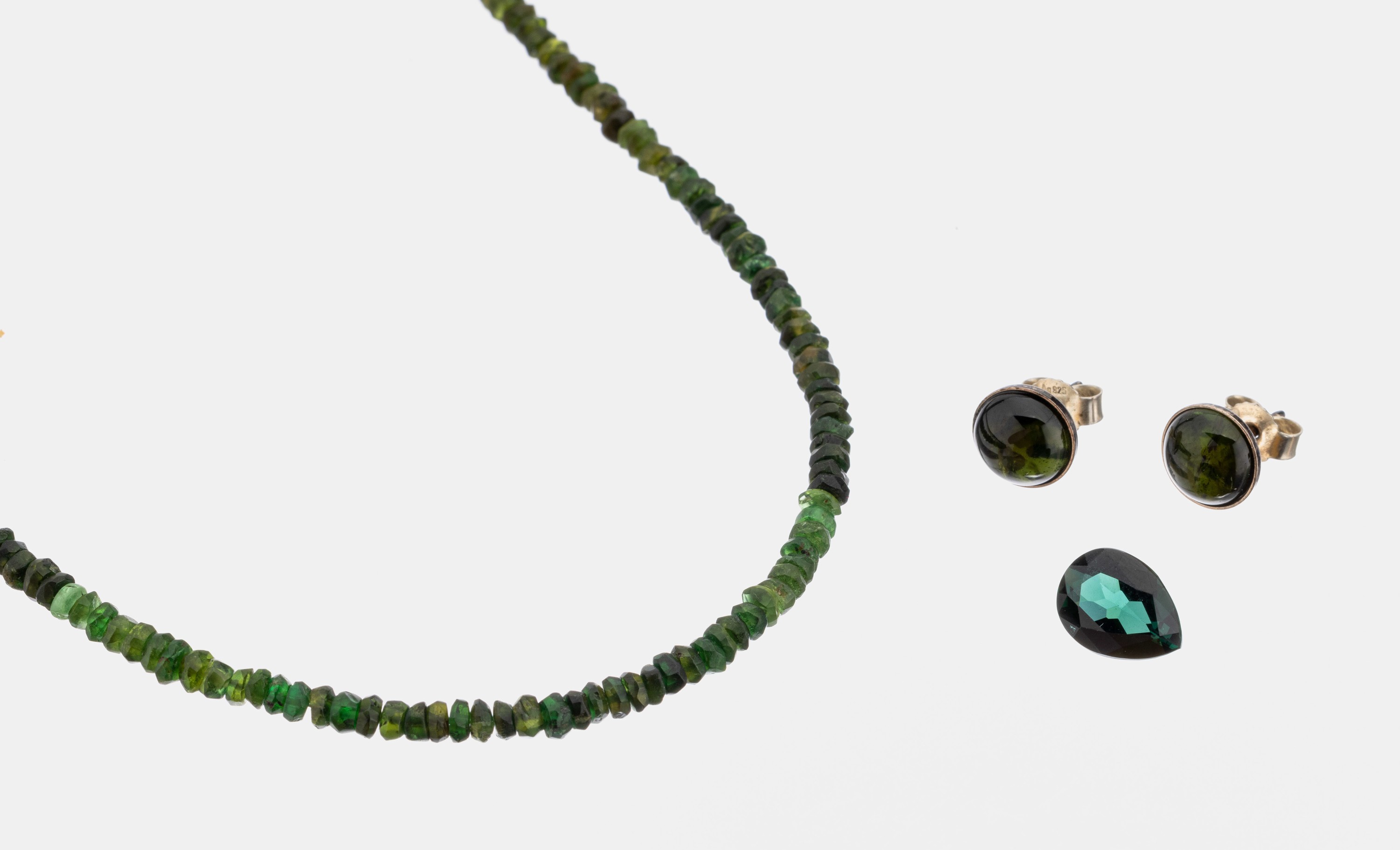 Turmalin-Konvolut, best. aus: 1 Collier, L.ca. 42 cm, facett. Turmalin-Linsen in versch. Farbnuancen, Karabinerschließe Silber, 1 Paar Ohrstecker, ...