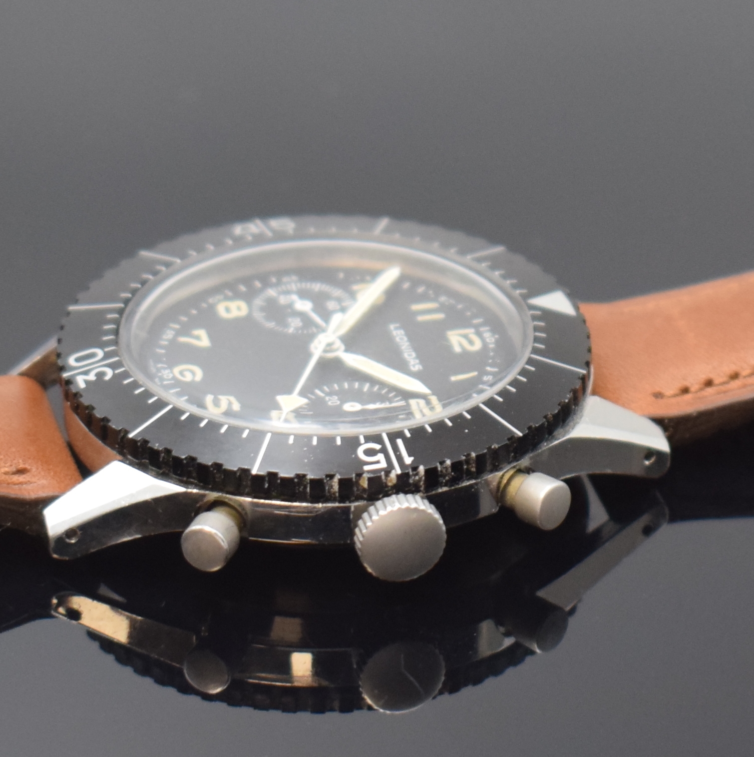 Detail b: LEONIDAS Chronometro Tipo CP-2 Flyback Fliegerchronograph des italienischen Militärs, Schweiz um 1965, Handaufzug, 4-fach verschr. Stahlgeh. m. ...