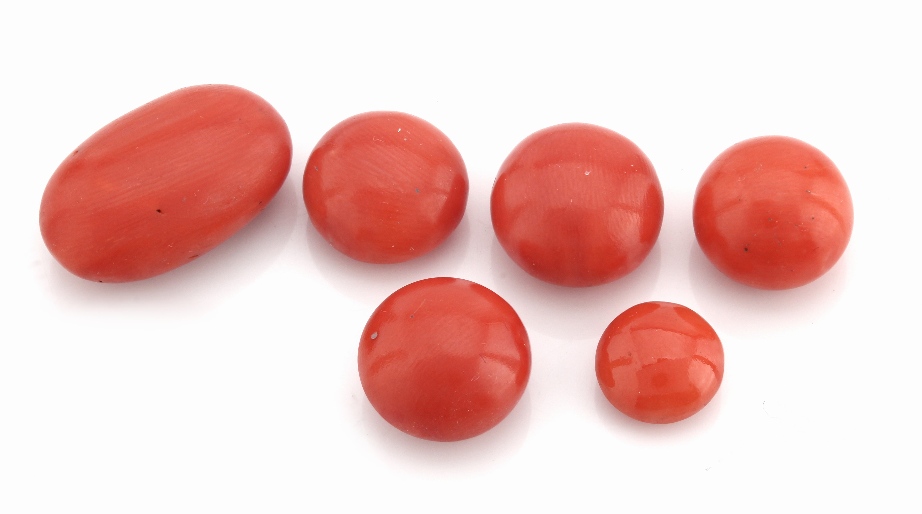 Lot 6 lose Korallen-Cabochons, zus. ca. 35.38 ct, versch. Größen und Formen, einseitig gebohrt, Ausfassware, Versand nur innerhalb der EU