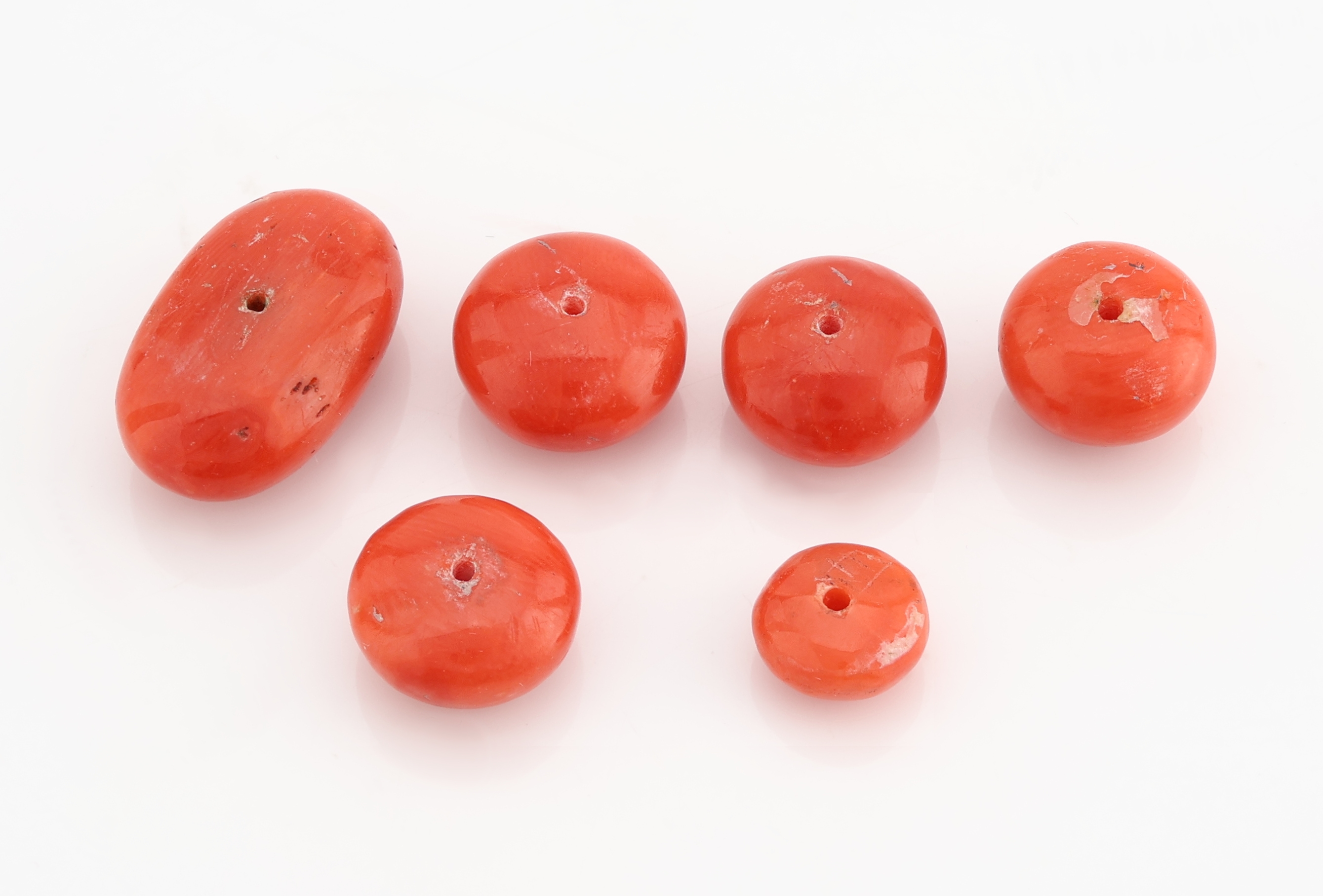 Detail a: Lot 6 lose Korallen-Cabochons, zus. ca. 35.38 ct, versch. Größen und Formen, einseitig gebohrt, Ausfassware, Versand nur innerhalb der EU