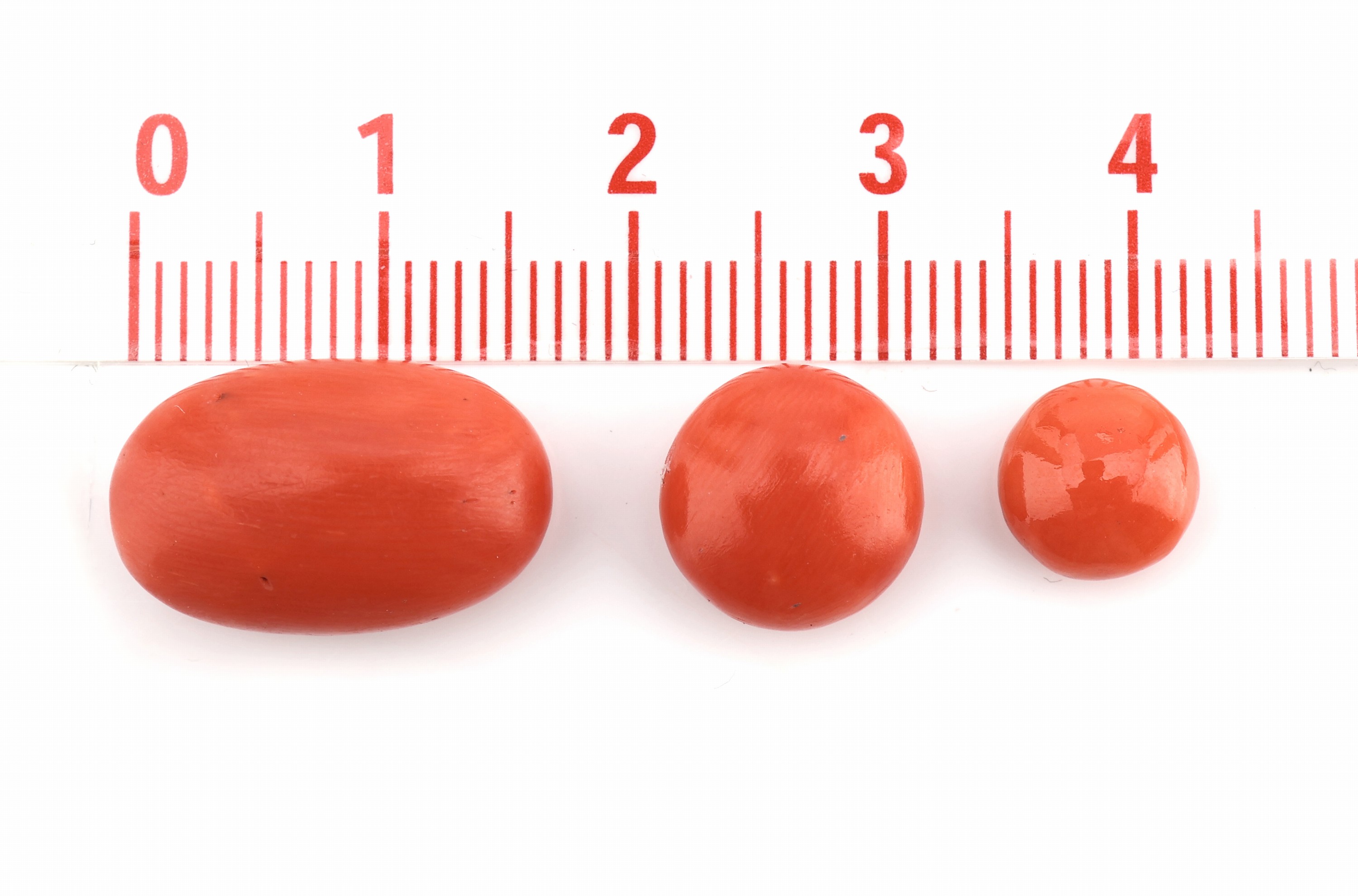 Detail c: Lot 6 lose Korallen-Cabochons, zus. ca. 35.38 ct, versch. Größen und Formen, einseitig gebohrt, Ausfassware, Versand nur innerhalb der EU