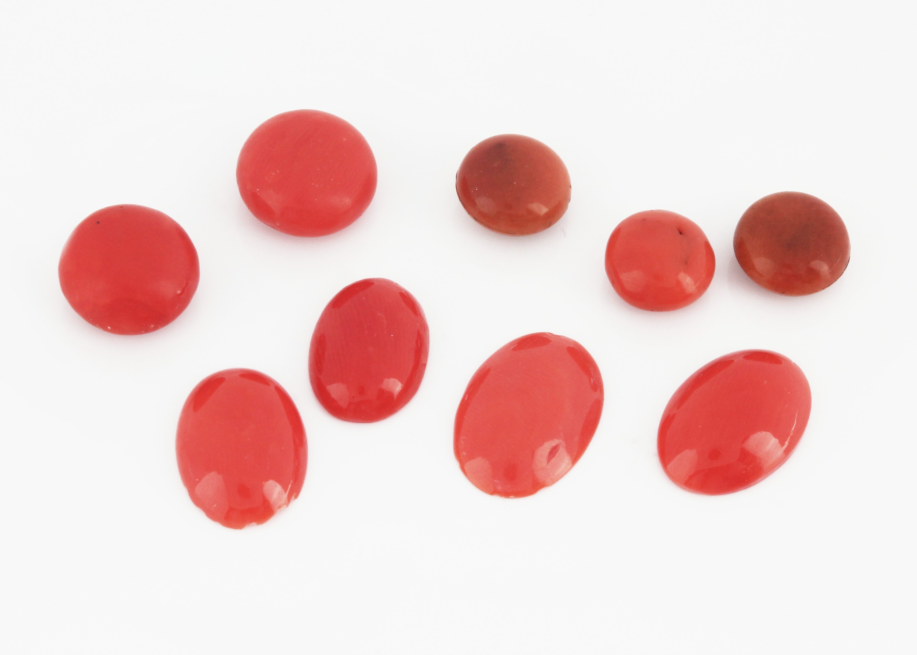 Lot 9 lose Korallen-Cabochons, zus. ca. 31.51 ct, versch. Größen, Formen und Farbnuancen, teilw. einseitig gebohrt, Ausfassware, Versand nur ...