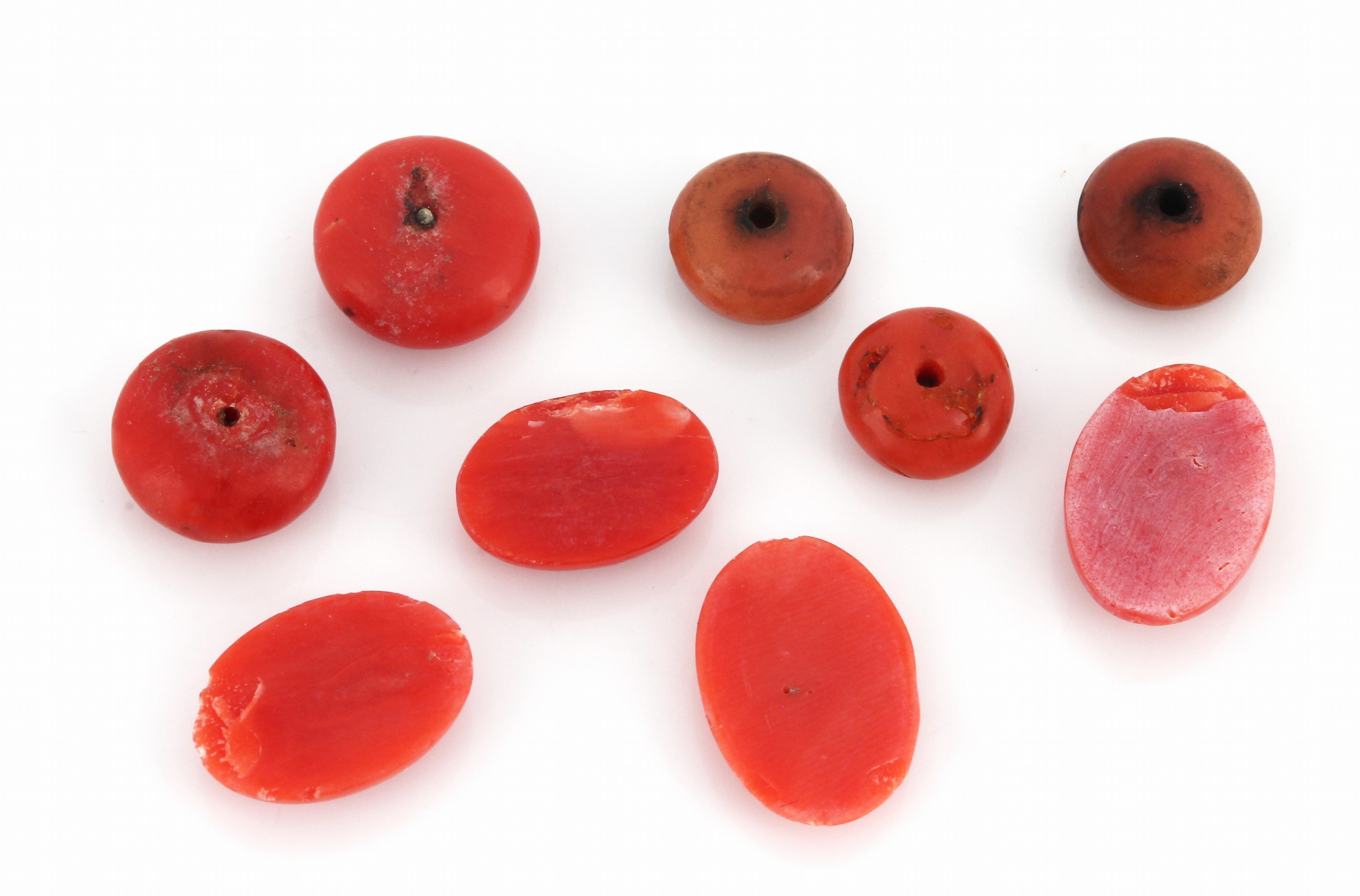 Detail a: Lot 9 lose Korallen-Cabochons, zus. ca. 31.51 ct, versch. Größen, Formen und Farbnuancen, teilw. einseitig gebohrt, Ausfassware, Versand nur ...