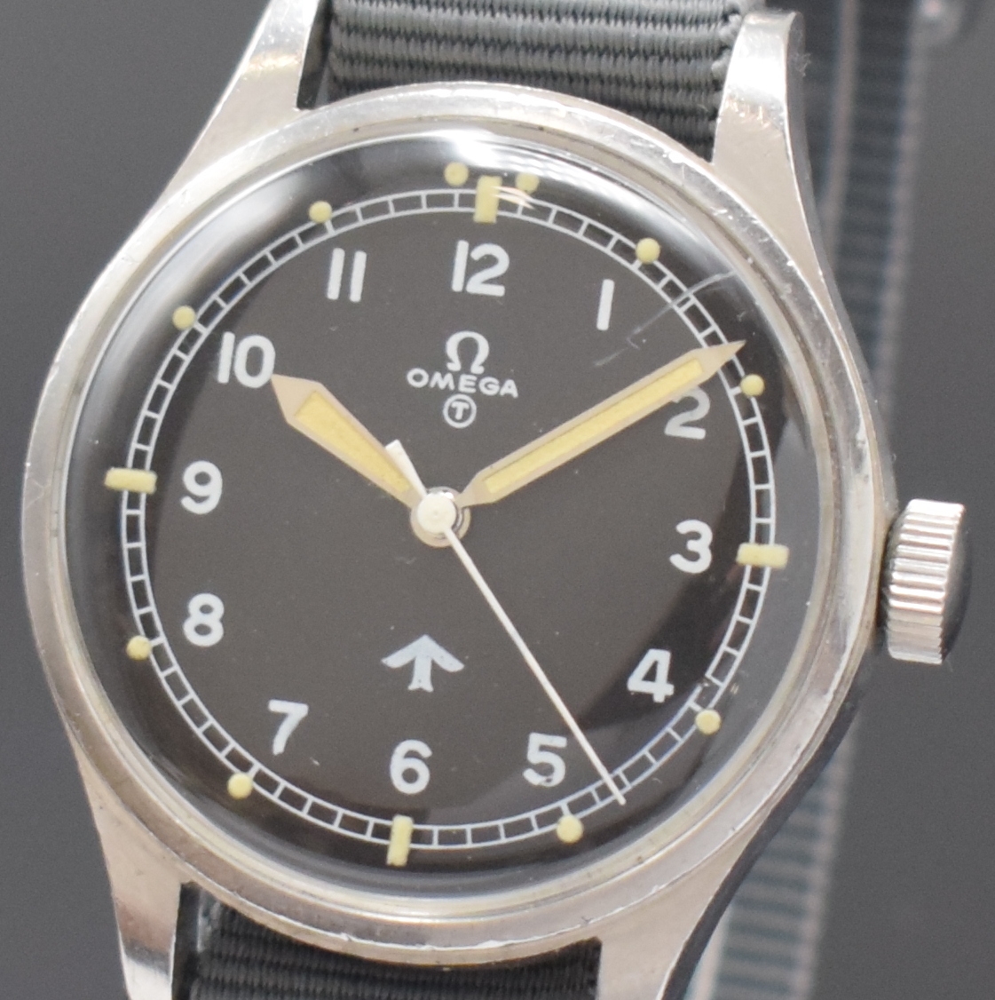Detail a: OMEGA Referenz 2777-1 Fliegeruhr der englischen Luftwaffe in Stahl, Schweiz um 1953, Handaufzug, 2-tlg. Geh., verschr. Boden m. Militär-Grav., ...