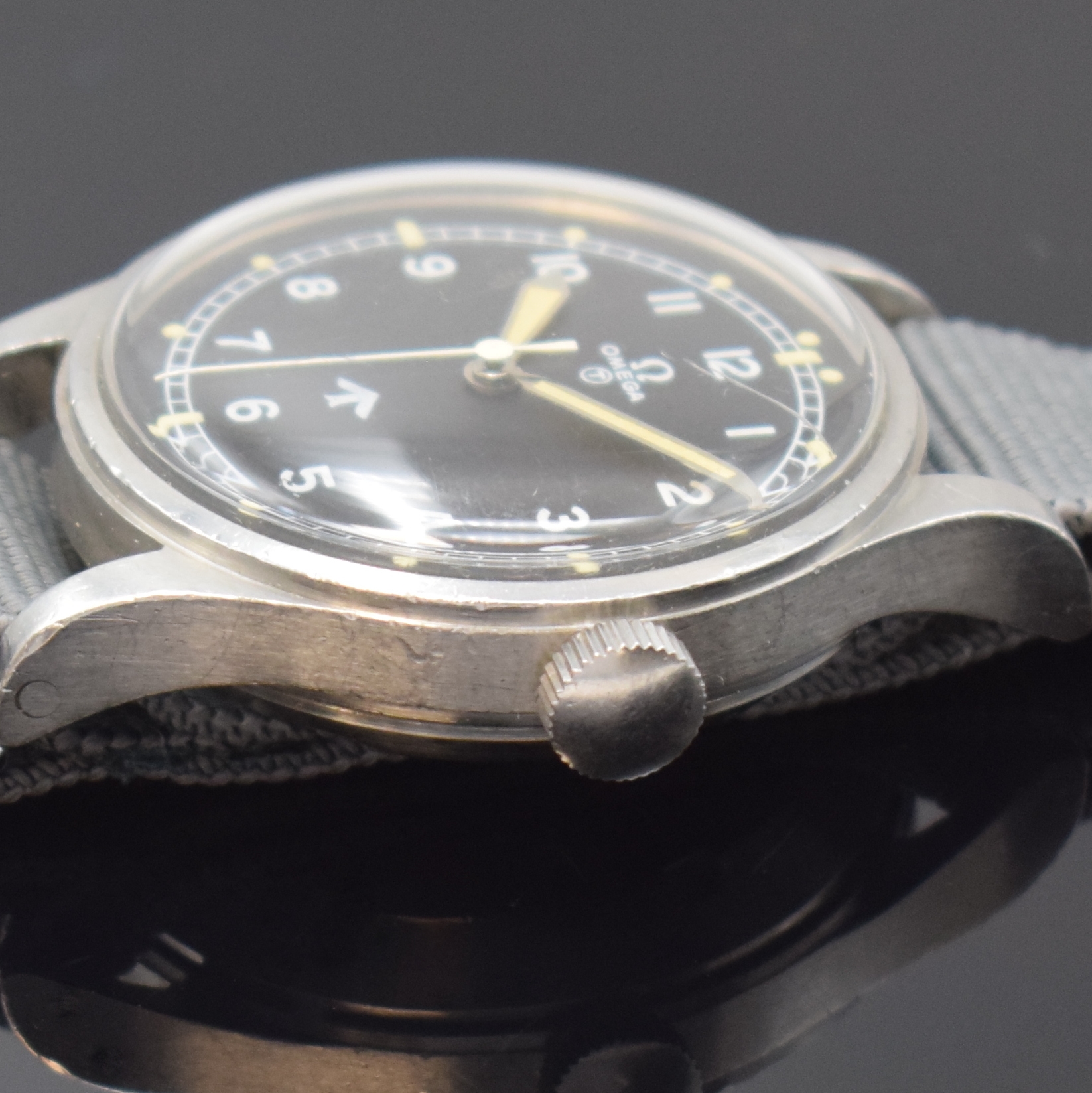 Detail b: OMEGA Referenz 2777-1 Fliegeruhr der englischen Luftwaffe in Stahl, Schweiz um 1953, Handaufzug, 2-tlg. Geh., verschr. Boden m. Militär-Grav., ...