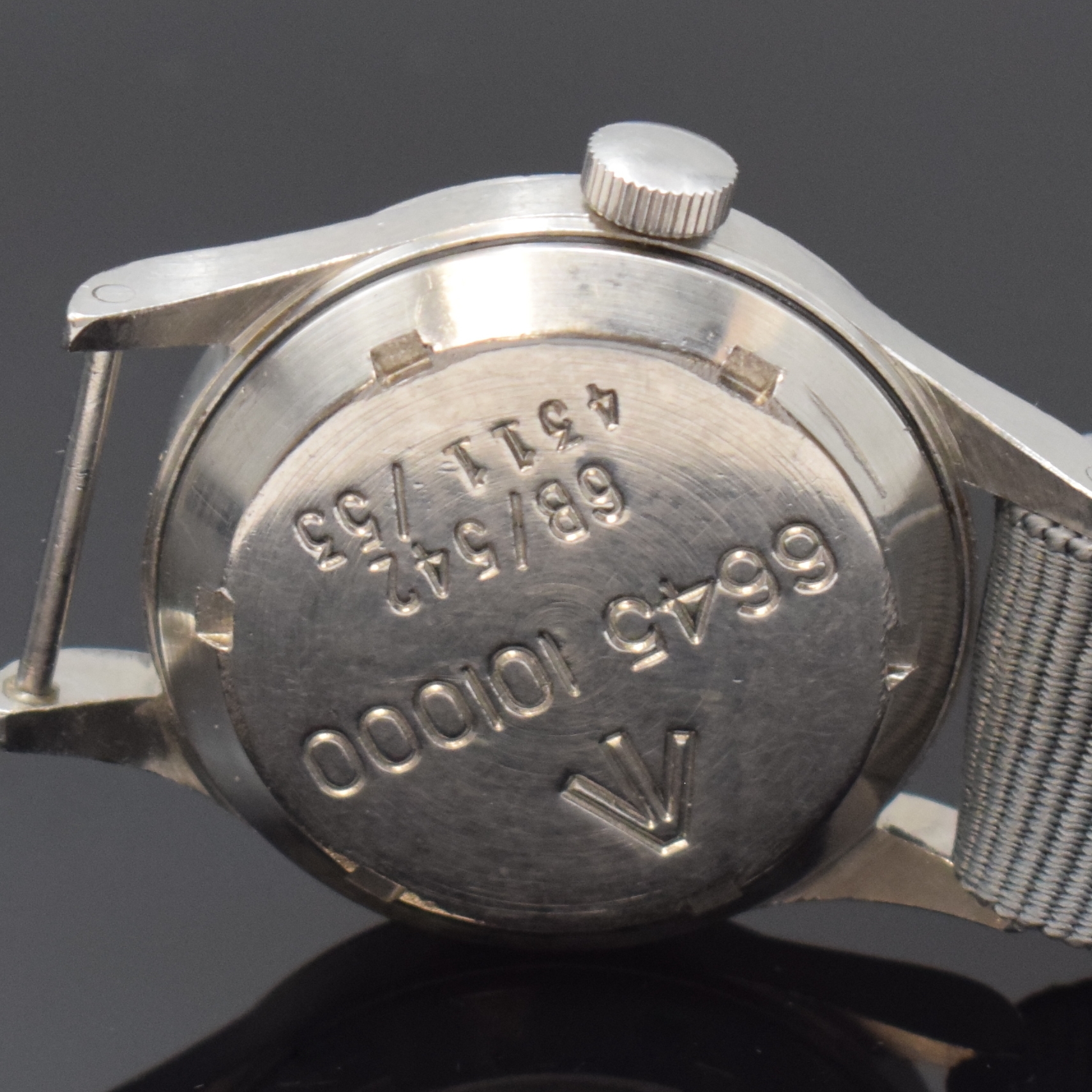 Detail c: OMEGA Referenz 2777-1 Fliegeruhr der englischen Luftwaffe in Stahl, Schweiz um 1953, Handaufzug, 2-tlg. Geh., verschr. Boden m. Militär-Grav., ...