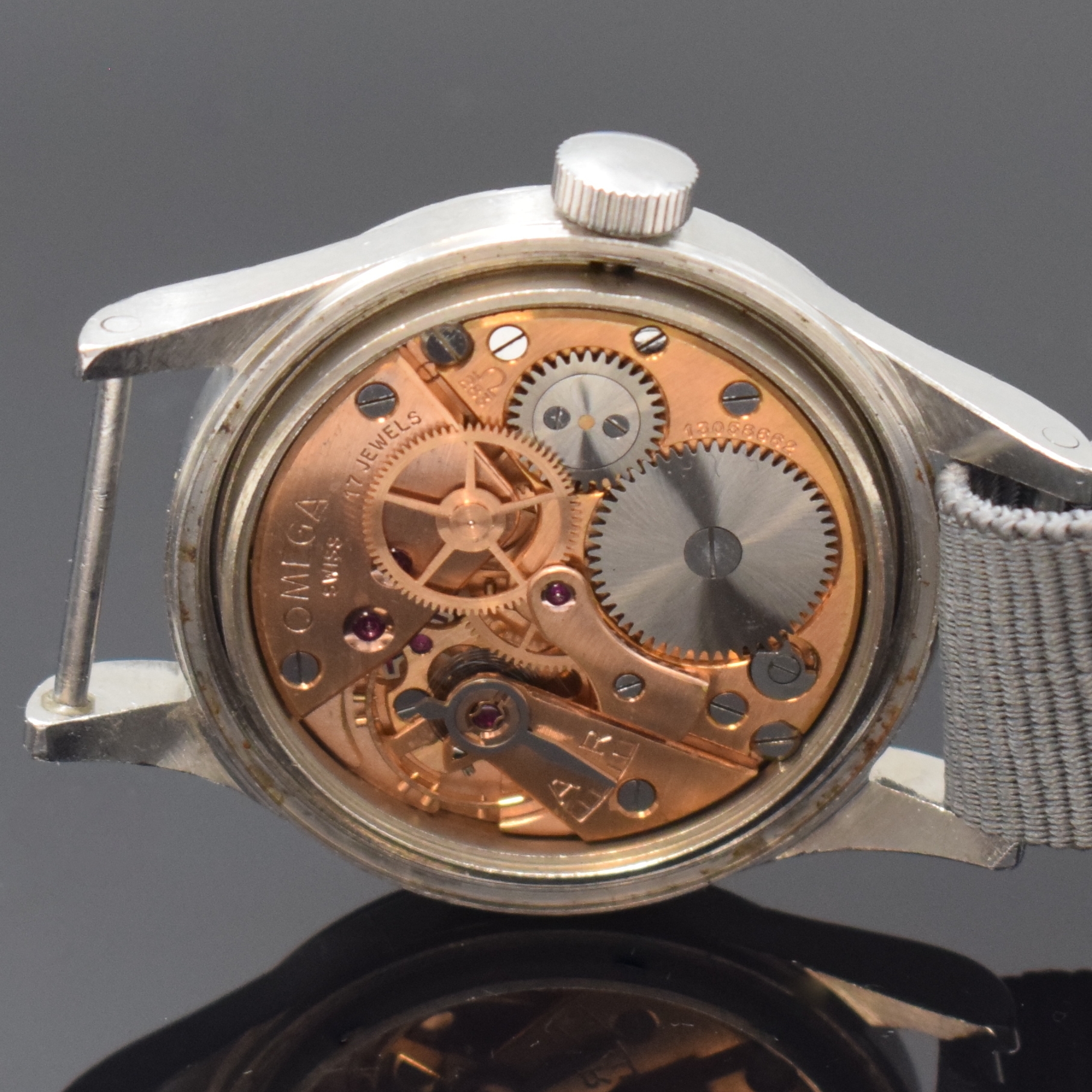 Detail d: OMEGA Referenz 2777-1 Fliegeruhr der englischen Luftwaffe in Stahl, Schweiz um 1953, Handaufzug, 2-tlg. Geh., verschr. Boden m. Militär-Grav., ...