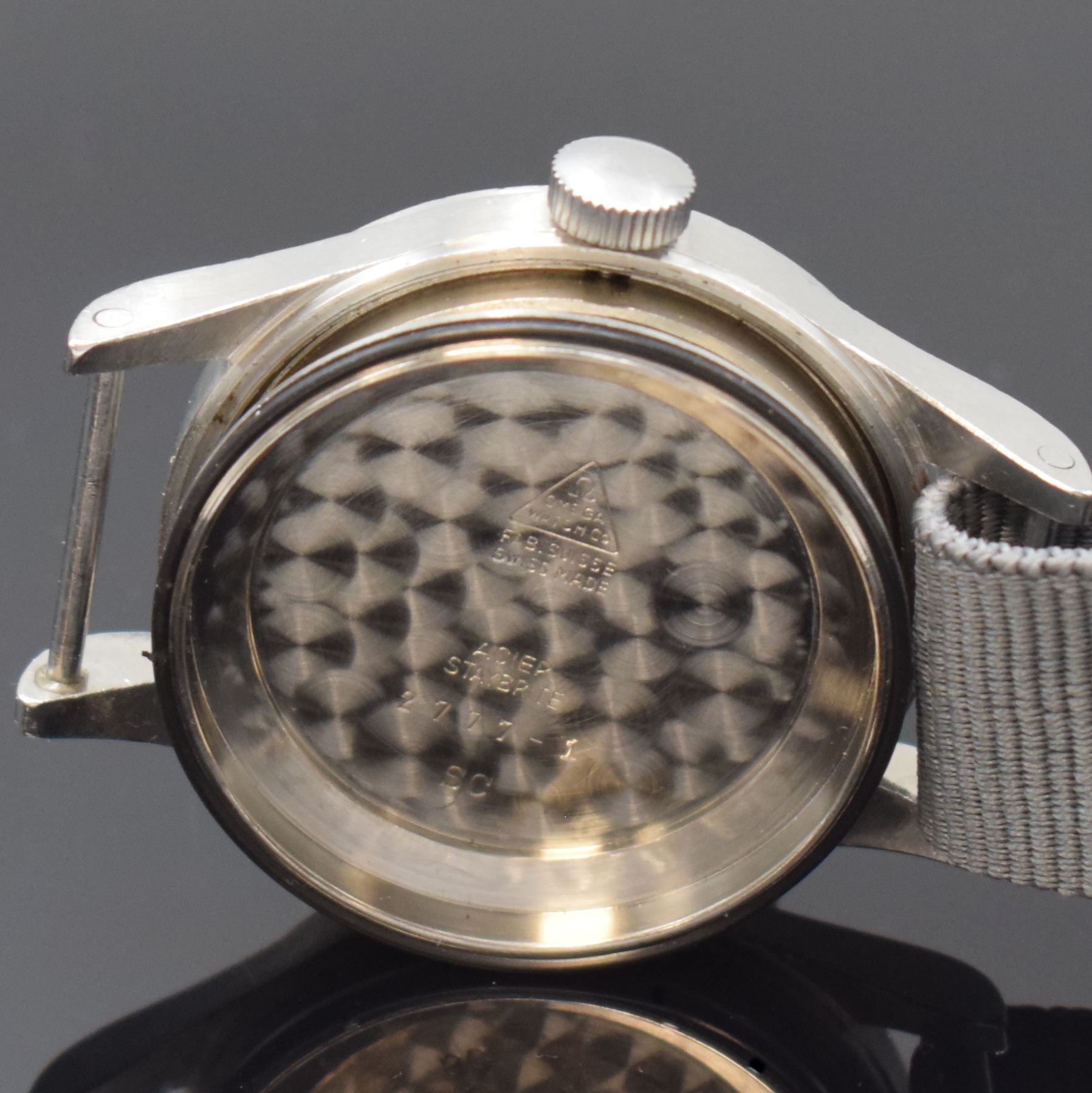 Detail e: OMEGA Referenz 2777-1 Fliegeruhr der englischen Luftwaffe in Stahl, Schweiz um 1953, Handaufzug, 2-tlg. Geh., verschr. Boden m. Militär-Grav., ...