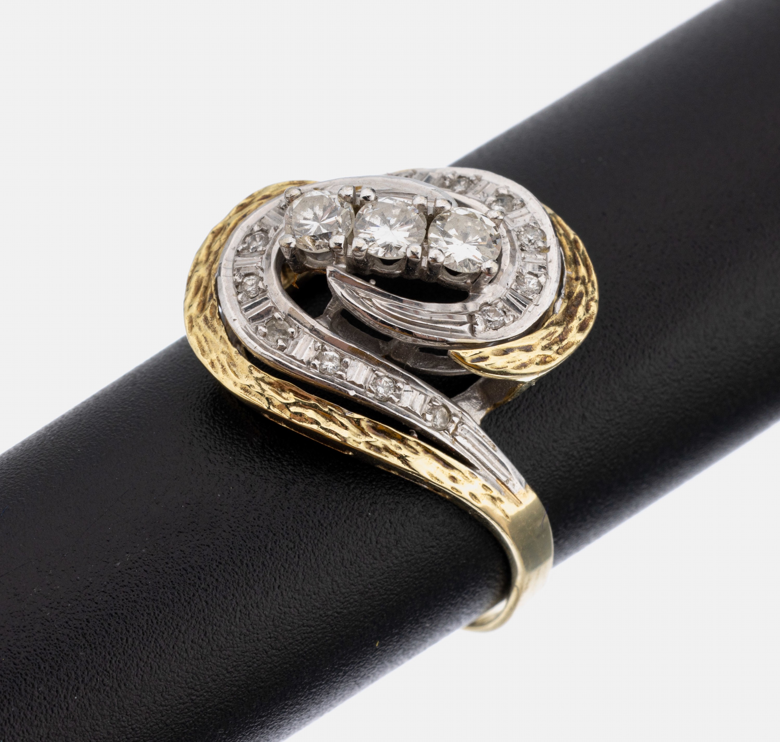 14 kt Gold Brillant-Ring, GG/WG 585/000, part. strukt., geschwungenes Design, mittig 3 erhaben gefasste Brillanten zus. ca. 0.35 ct Weiß/si, 14 ...