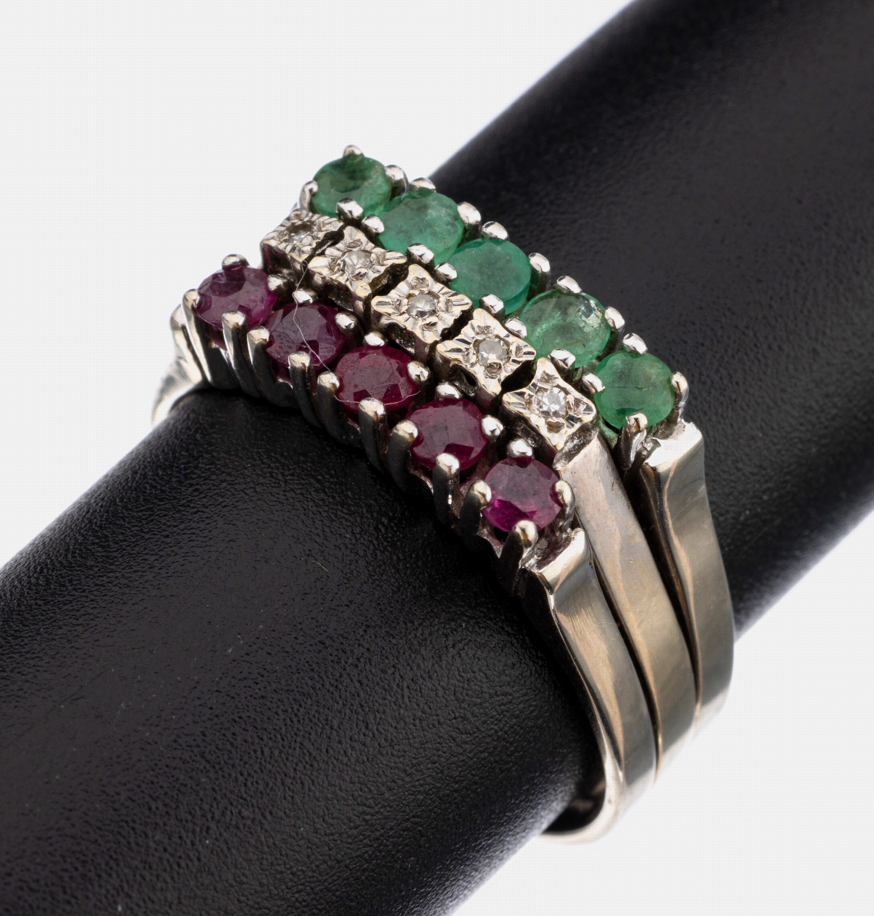 14 kt Gold Rubin-Smaragd-Diamant-Ring, WG 585/000 gepr., ehemals 3 einzelne Ringe, 5 rundfacett. Rubine zus. ca. 0.25 ct, 5 rundfacett. Smaragde ...