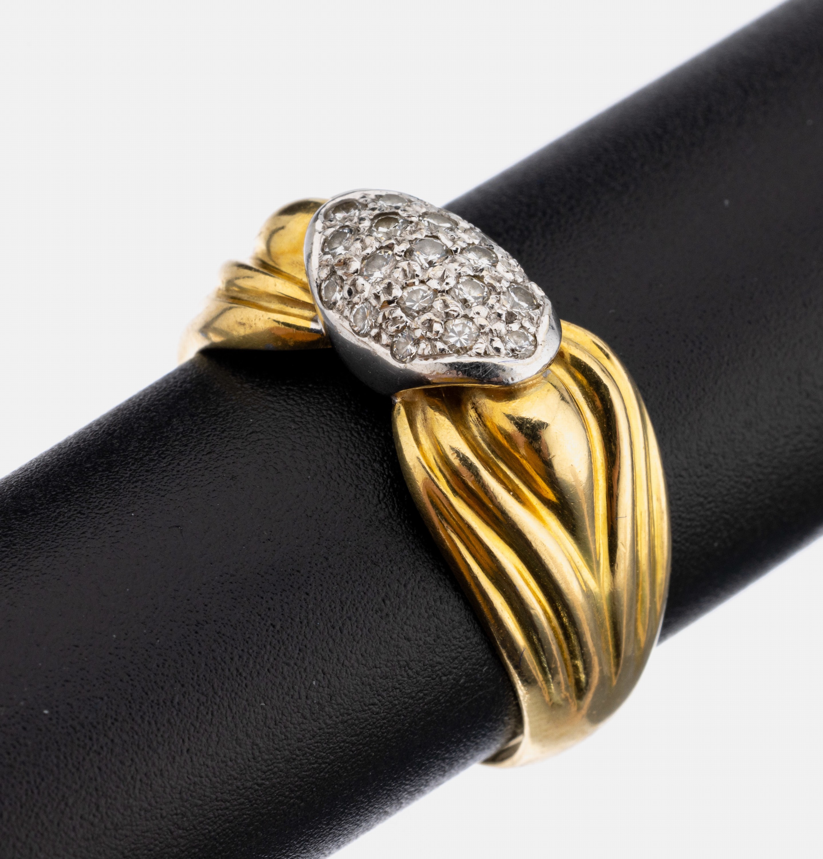 18 kt Gold Brillant-Ring, GG/WG 750/000, ovales WG Element mit 19 Brillanten zus. ca. 0.17 ct Weiß/si, RW 60, ca. 6.1 g