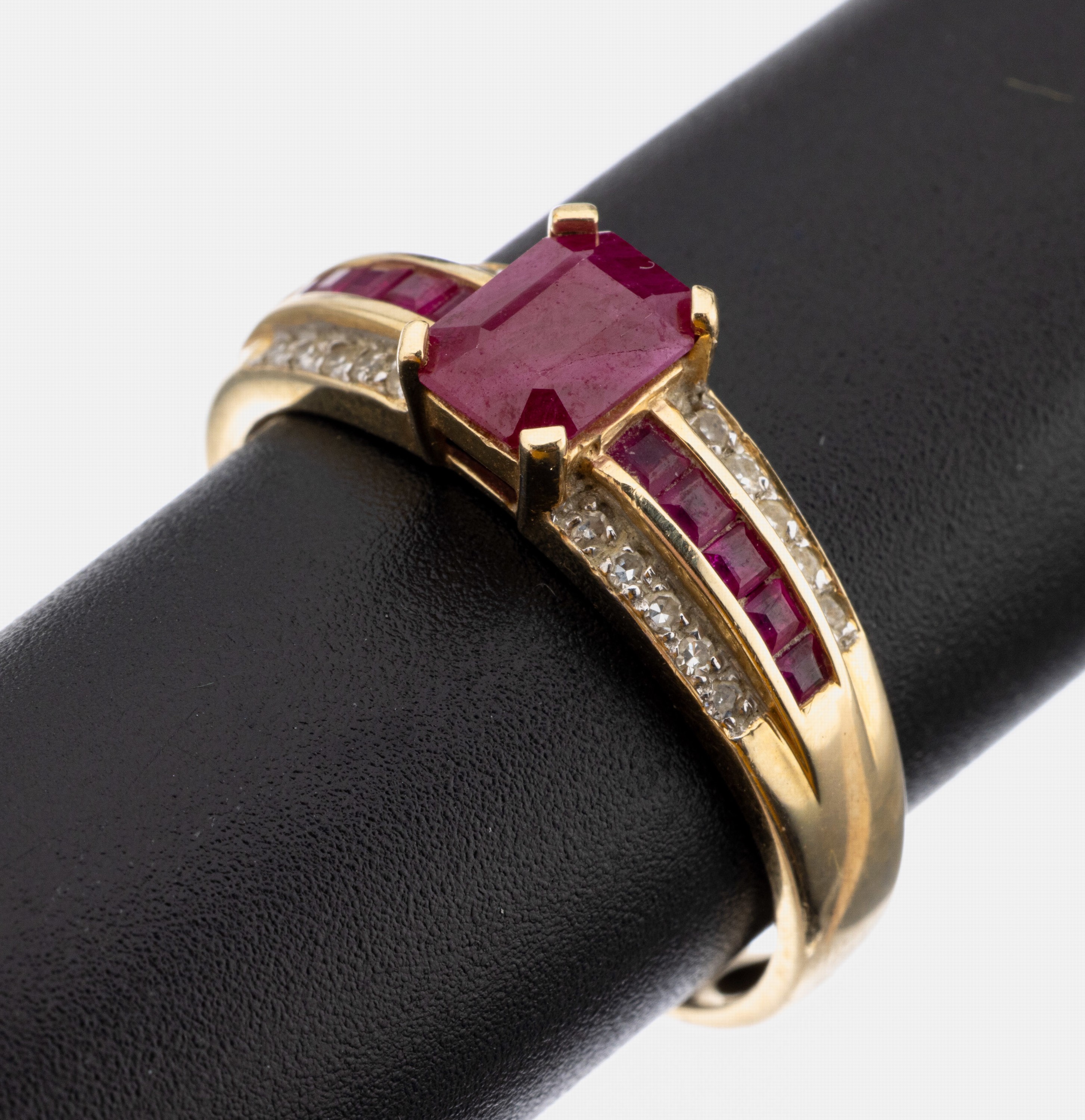 14 kt Gold Rubin-Diamant-Ring, GG 585/000, mittig erhaben gefasster Rubin im Treppenschliff ca. 0.85 ct, 10 Rubin-Carrees zus. ca. 0.18 ct, Rubine ...
