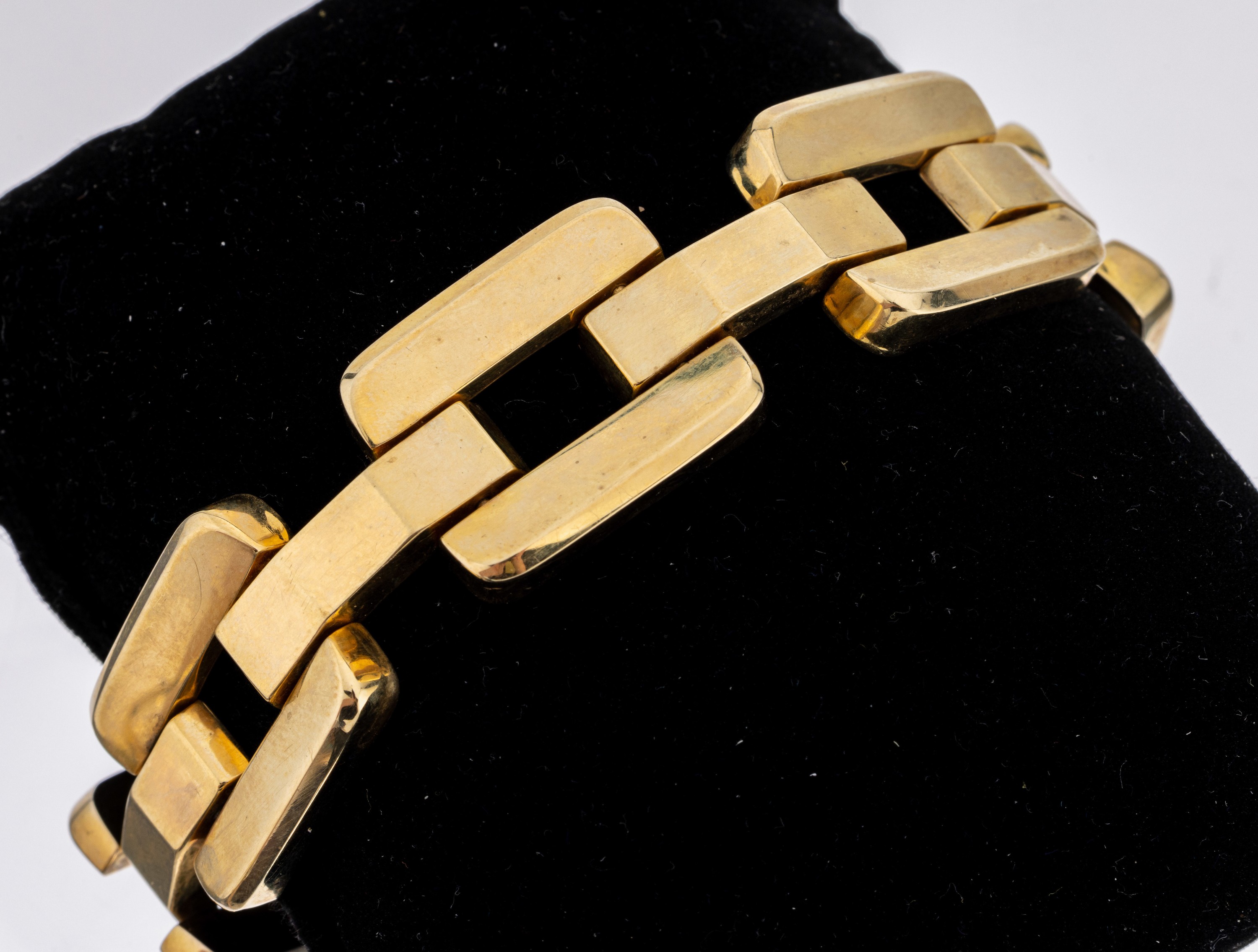 8 kt Gold Armband, GG 333/000, Backstein- Optik, B. ca. 2 cm, L. ca. 21.5 cm, Kastenschloss mit 2 Sicherheitsachten, ca. 48.0 g