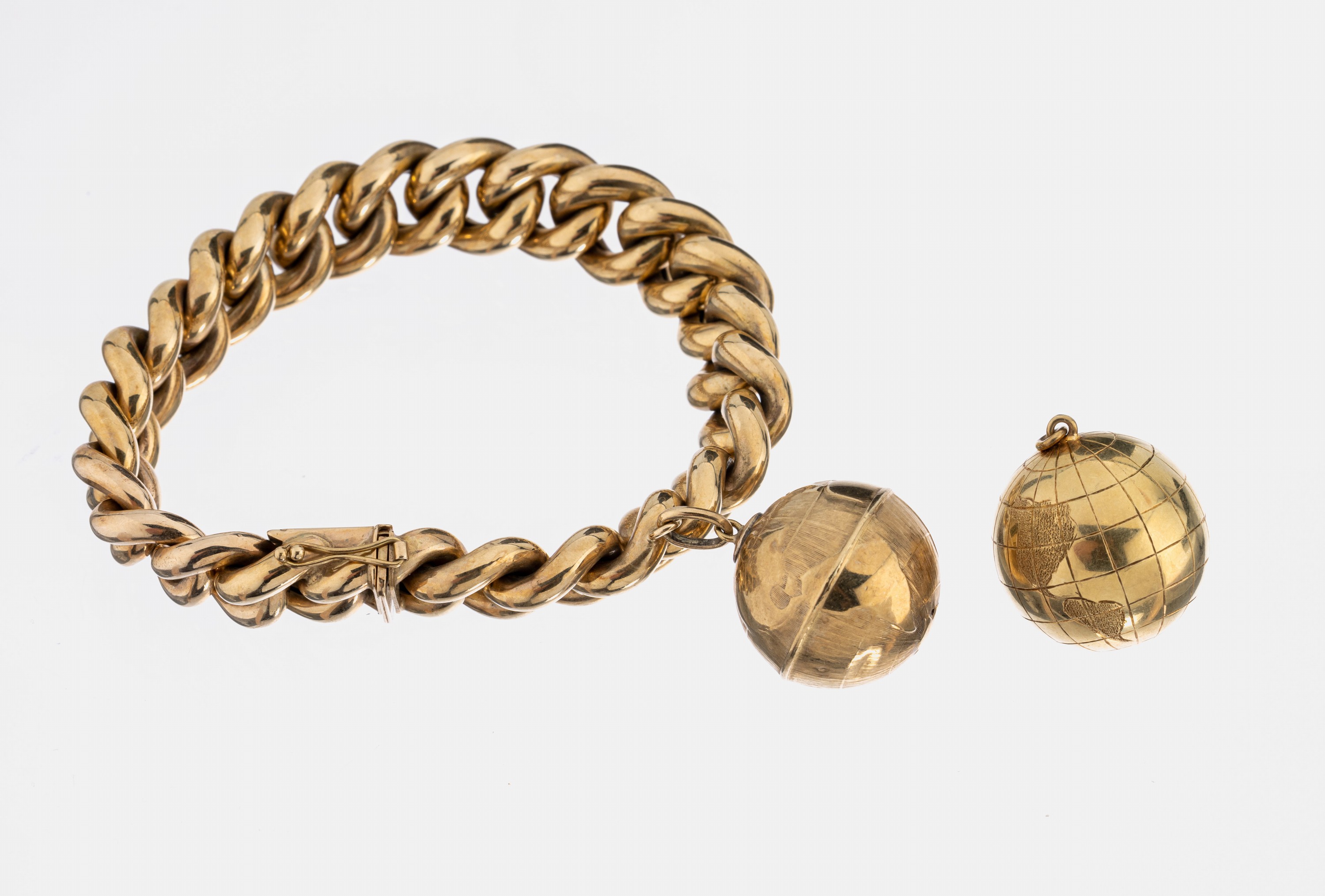 8 kt Gold Armband, GG 333/000 gefüllt, B. ca. 1.3 cm, mit bewegl. Abhängung in Form der Erdkugel, GG 333/000 gefüllt, besch., dazu 1 weitere ...