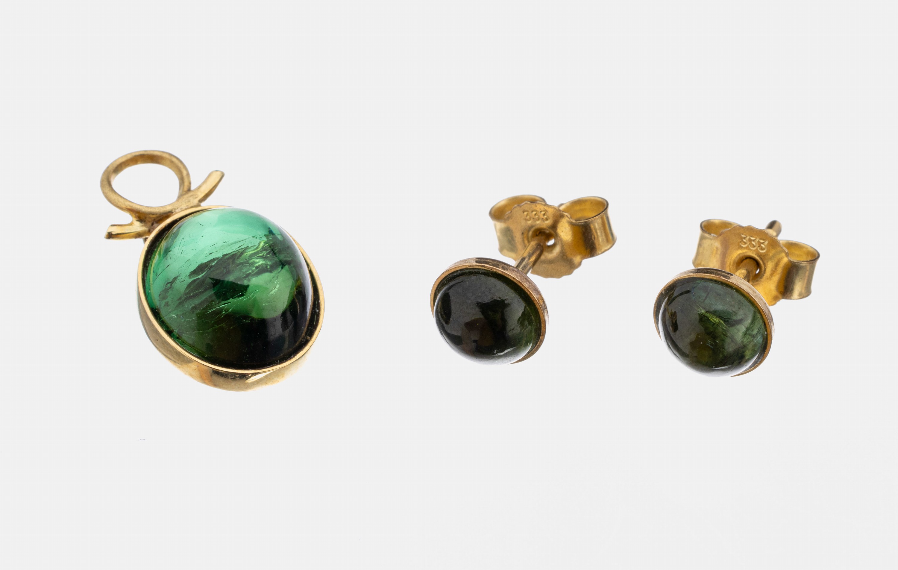 14 kt Gold Turmalin-Set, GG 585/000, best. aus: 1 Anhänger, ovaler Turmalin-Cabochon ca. 3.0 ct, und 1 Paar Ohrstecker mit 2 runden ...