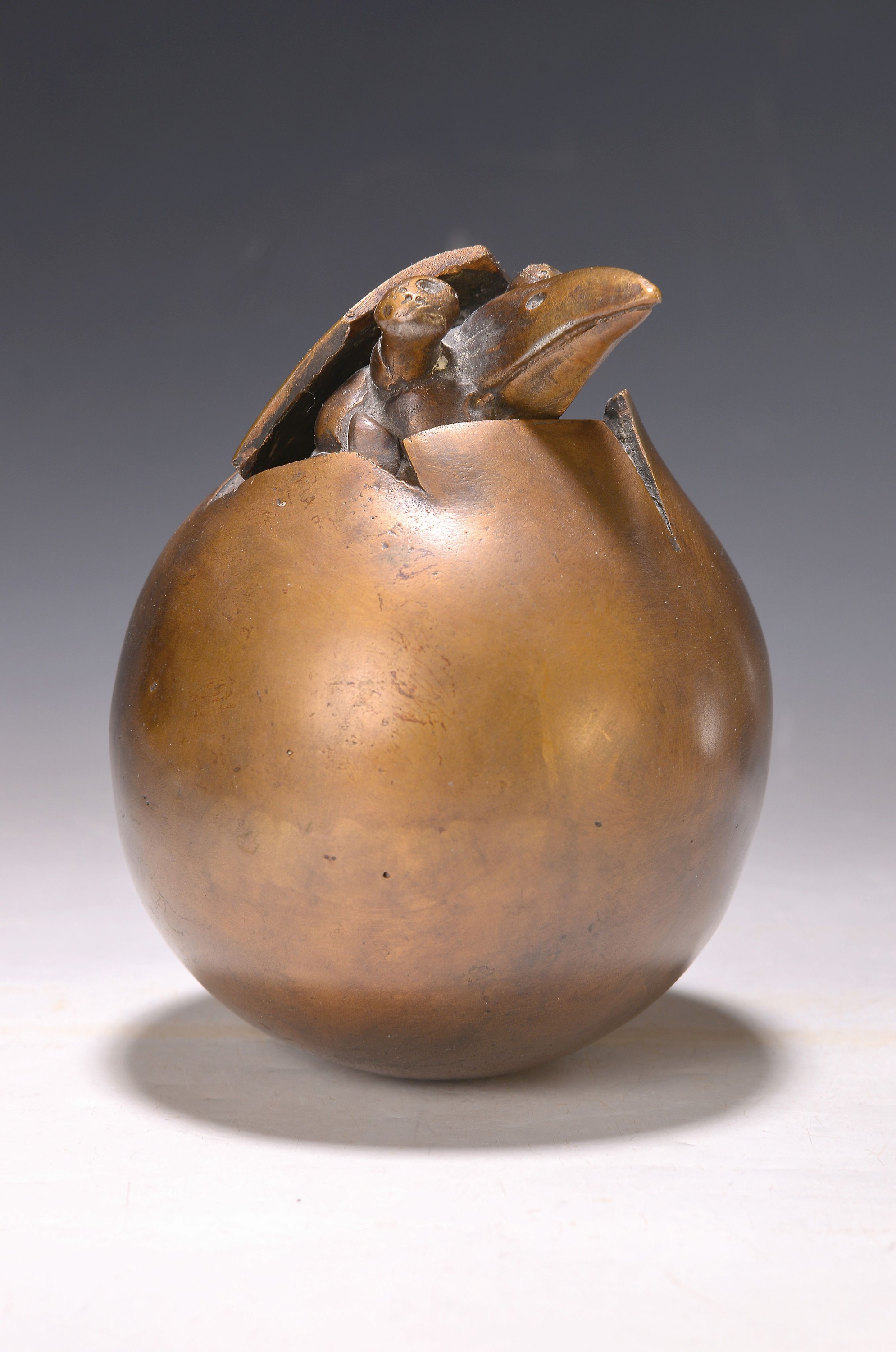 Gernot Rumpf, geb. 1941 Kaiserslautern, Elwedritsche-Küken im Ei, Bronze, monogr. und num. 9/25, Gießerstempel Strehle, H. ca. 16.5 cm, D. ca. 12cm