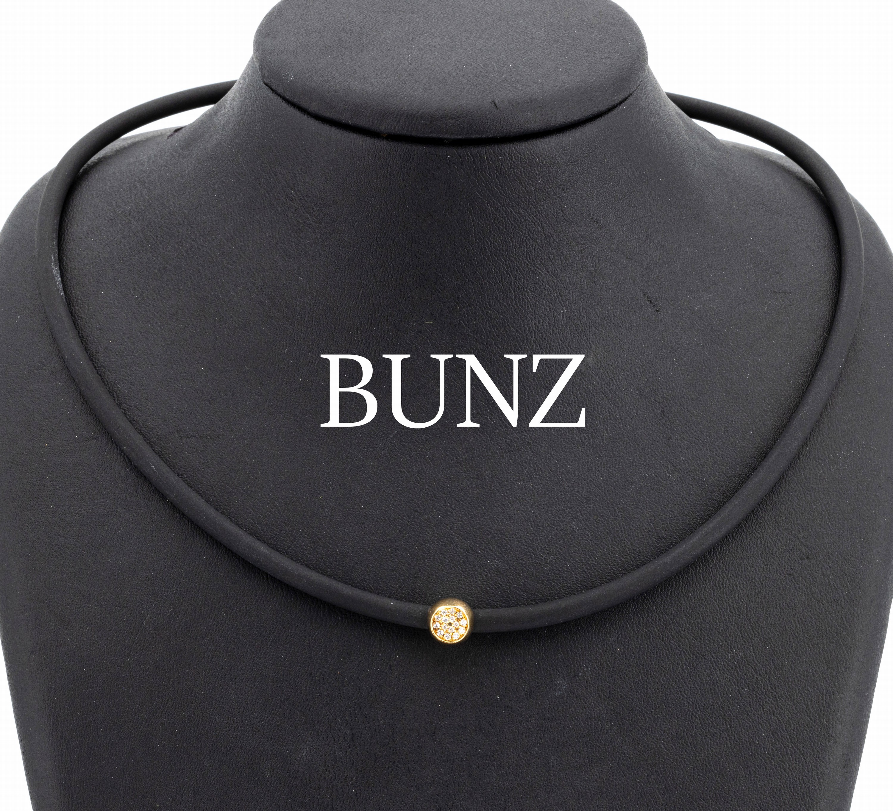 18 kt Gold BUNZ Brillant-Collier, GG 750/000, schwarzer Kautschukreif, schlichter Anhänger mit 15 Brillanten zus. ca. 0.10 ct (grav.) feines ...