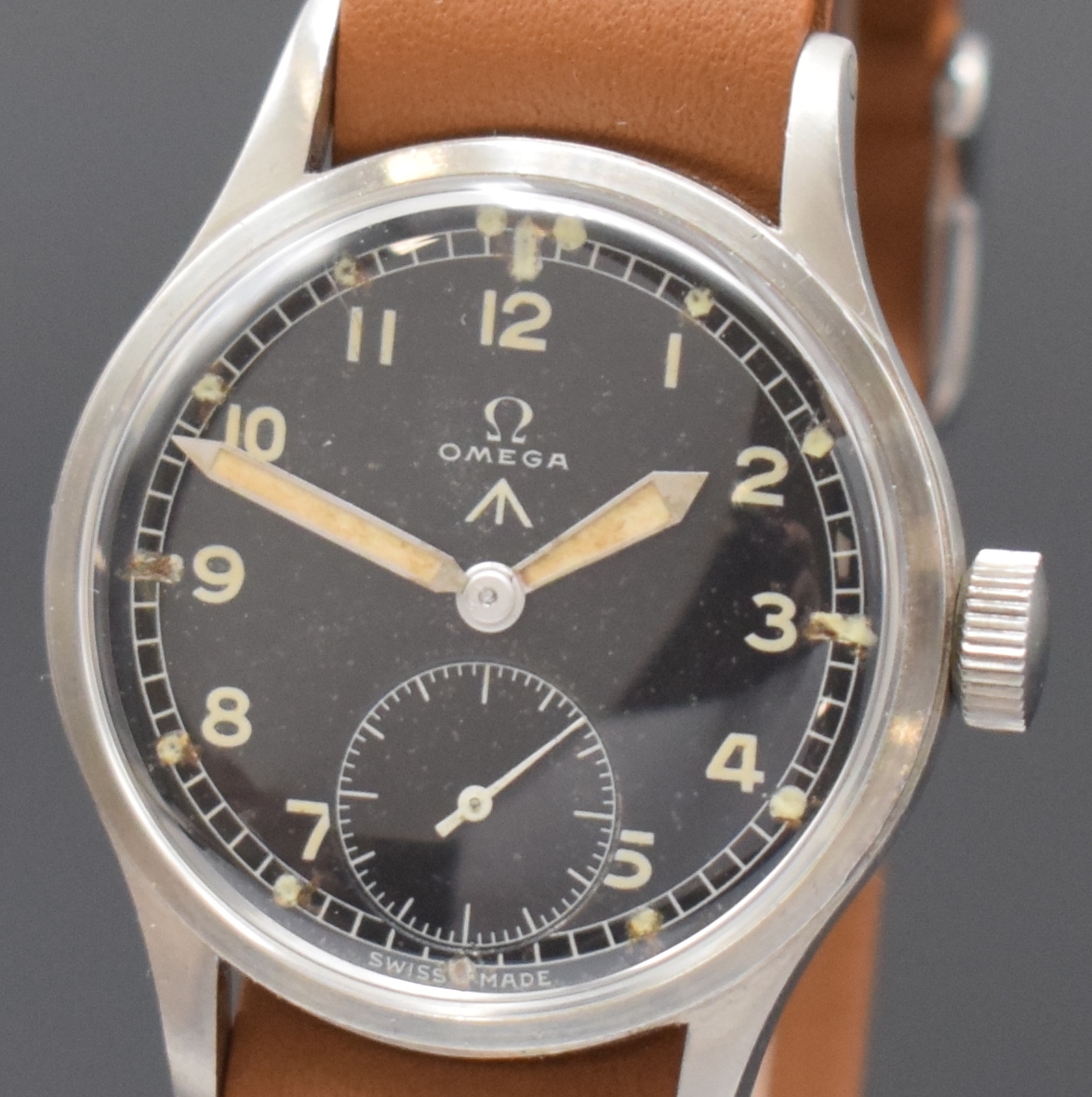 Detail a: OMEGA Mark X Militär-Armbanduhr der britischen Streitkräfte in Stahl, Schweiz um 1945, Handaufzug, 2-tlg. Geh., verschr. Boden m. Militär-Grav., ...