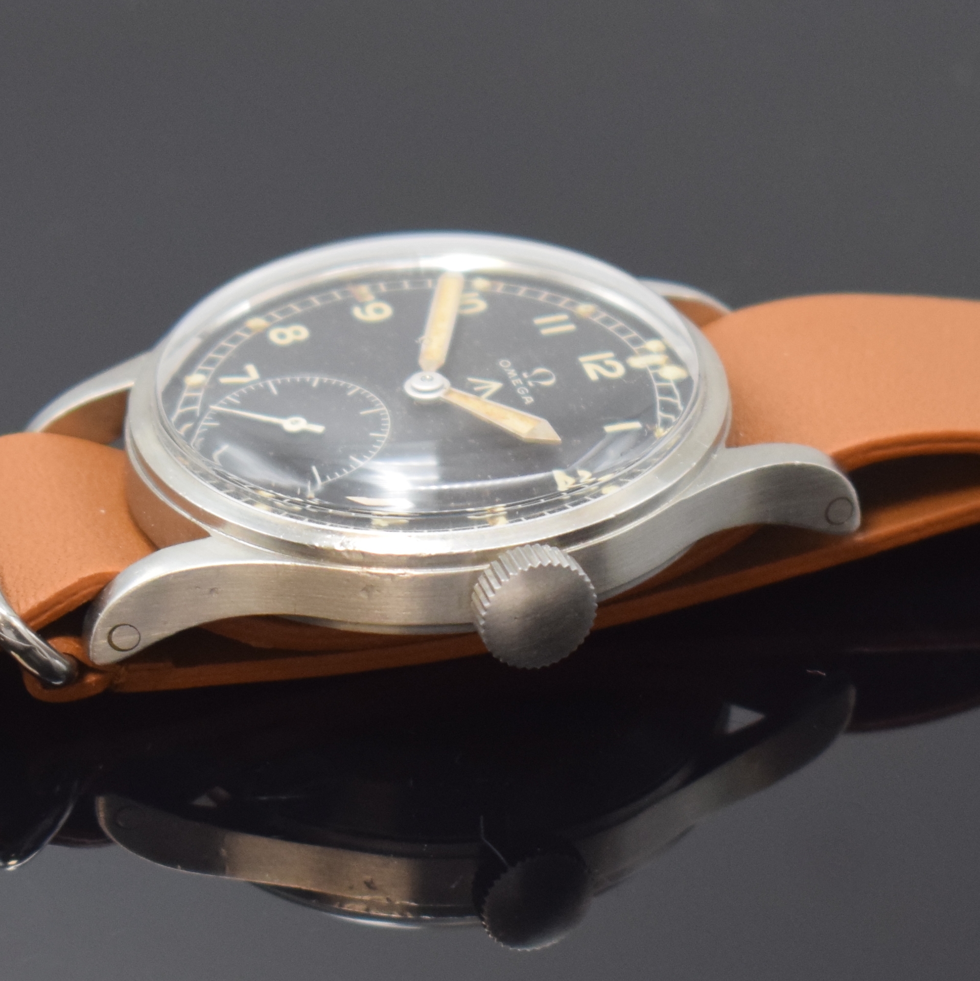 Detail b: OMEGA Mark X Militär-Armbanduhr der britischen Streitkräfte in Stahl, Schweiz um 1945, Handaufzug, 2-tlg. Geh., verschr. Boden m. Militär-Grav., ...