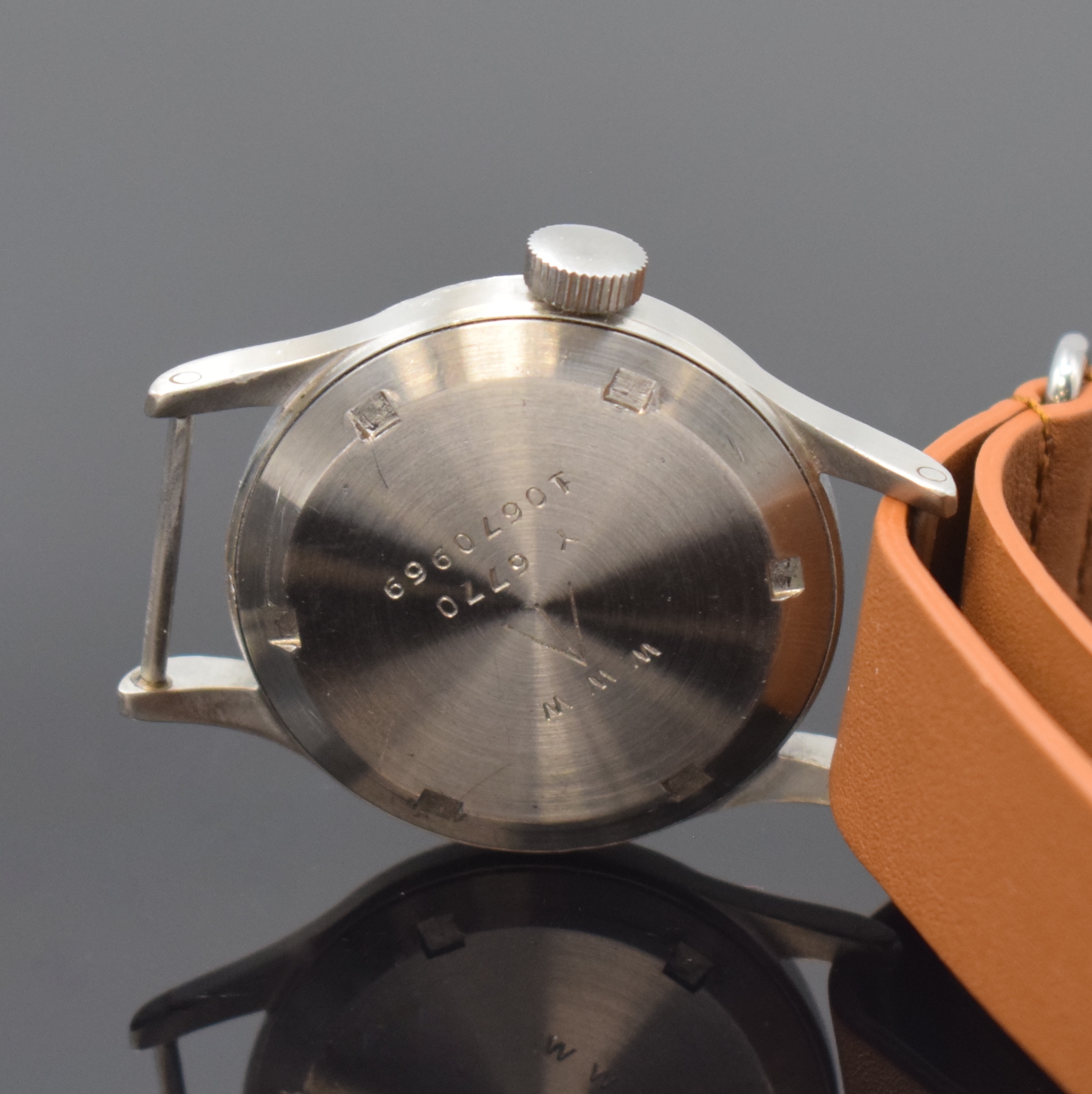 Detail c: OMEGA Mark X Militär-Armbanduhr der britischen Streitkräfte in Stahl, Schweiz um 1945, Handaufzug, 2-tlg. Geh., verschr. Boden m. Militär-Grav., ...