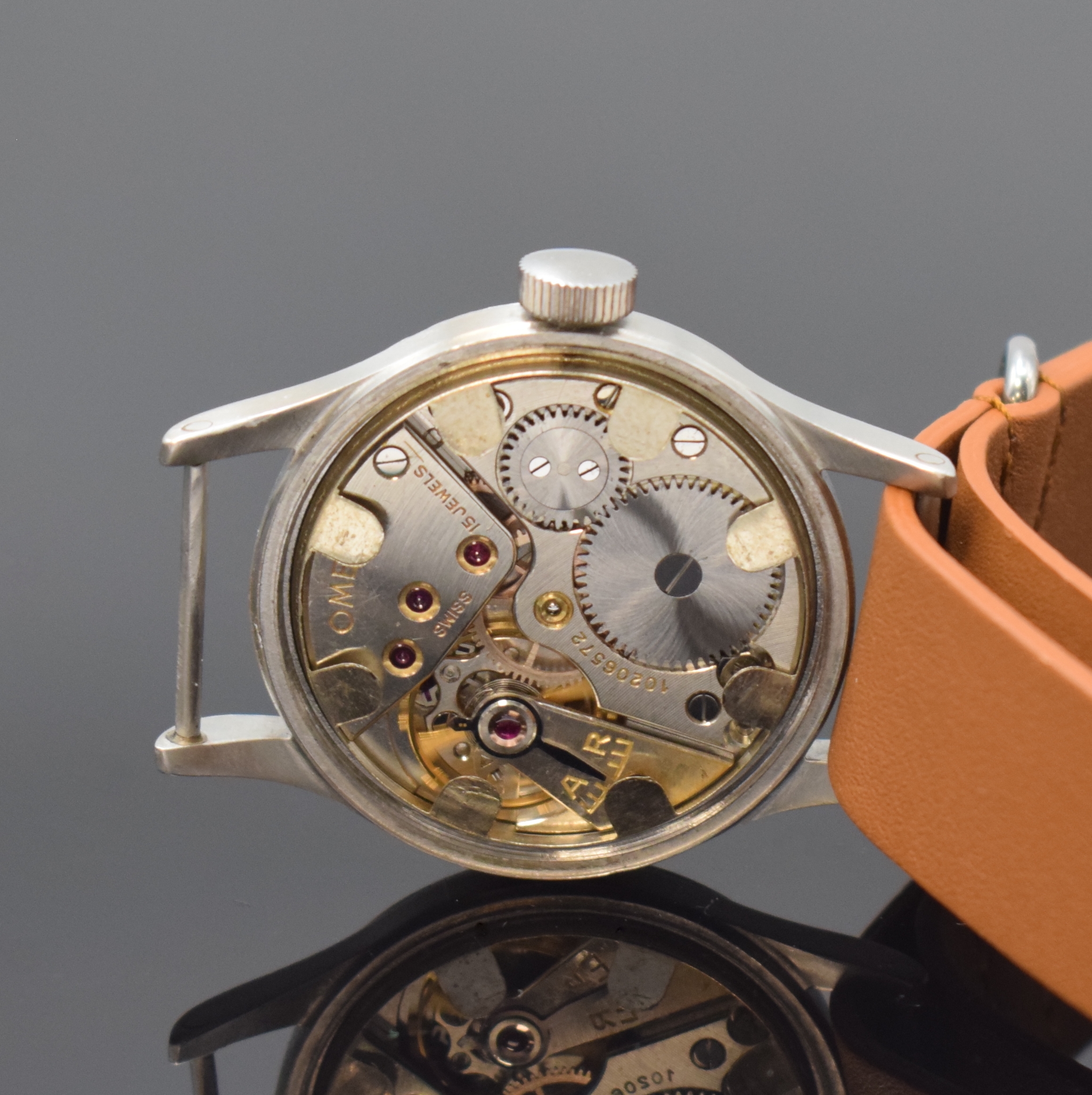Detail d: OMEGA Mark X Militär-Armbanduhr der britischen Streitkräfte in Stahl, Schweiz um 1945, Handaufzug, 2-tlg. Geh., verschr. Boden m. Militär-Grav., ...