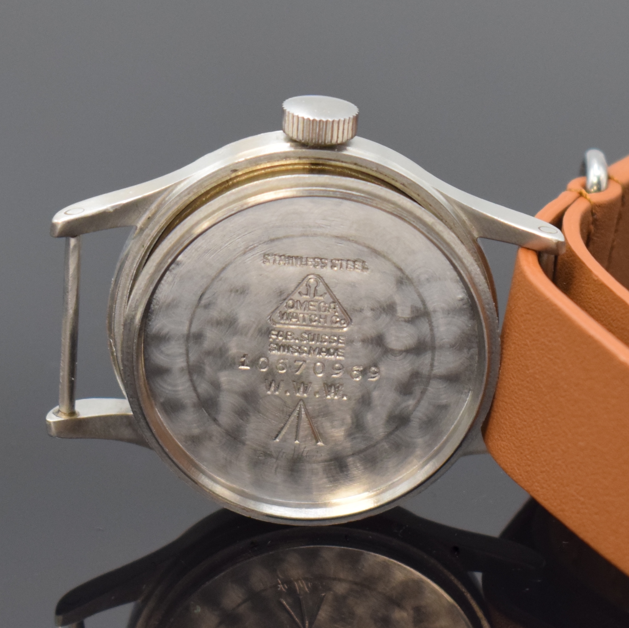 Detail e: OMEGA Mark X Militär-Armbanduhr der britischen Streitkräfte in Stahl, Schweiz um 1945, Handaufzug, 2-tlg. Geh., verschr. Boden m. Militär-Grav., ...