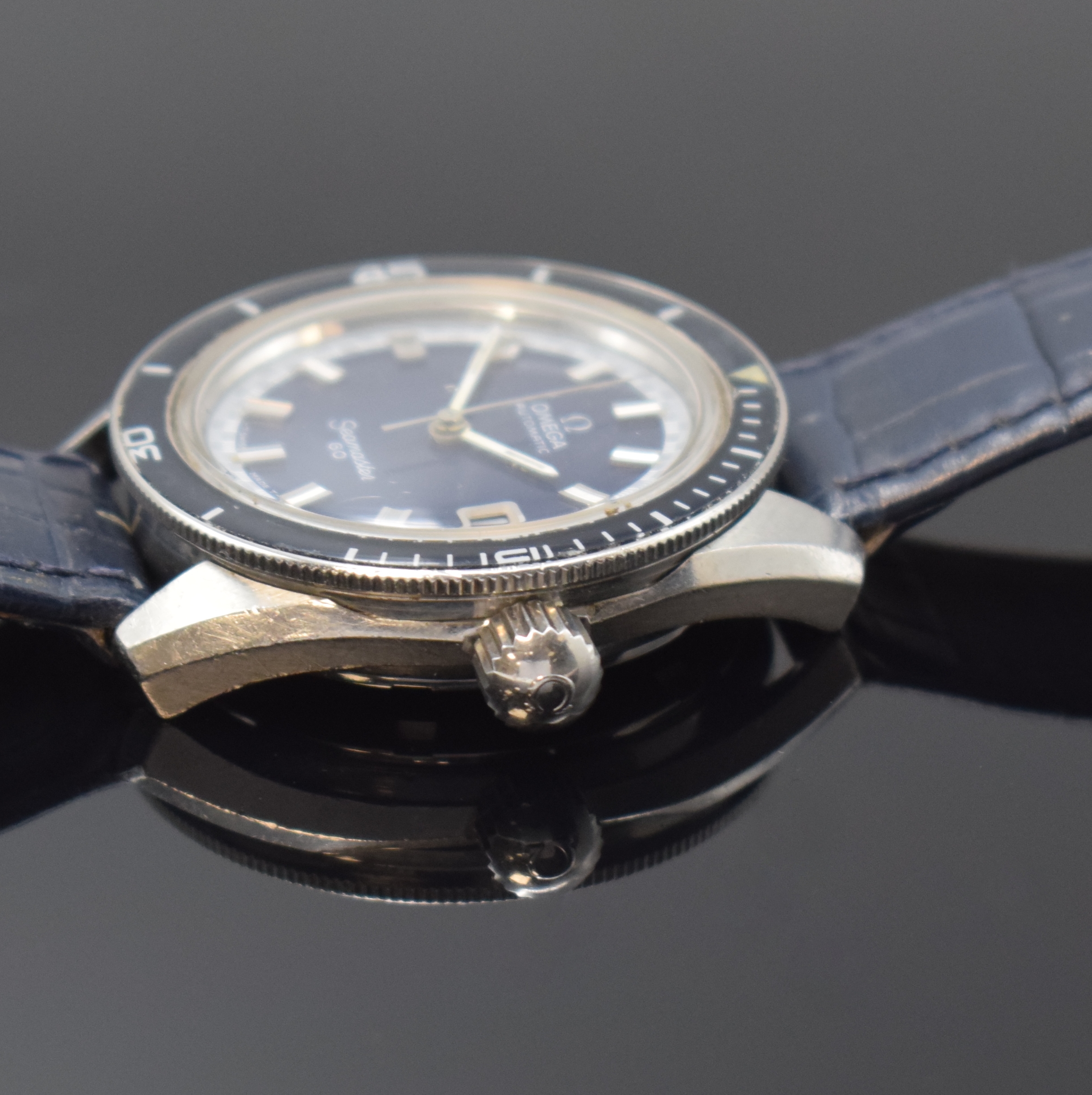 Detail b: OMEGA Seamaster 60 Herrenarmbanduhr in Stahl Referenz 166.062, Schweiz um 1970, Automatik, unpoliertes Geh., Boden u. Krone verschr., blaue ...