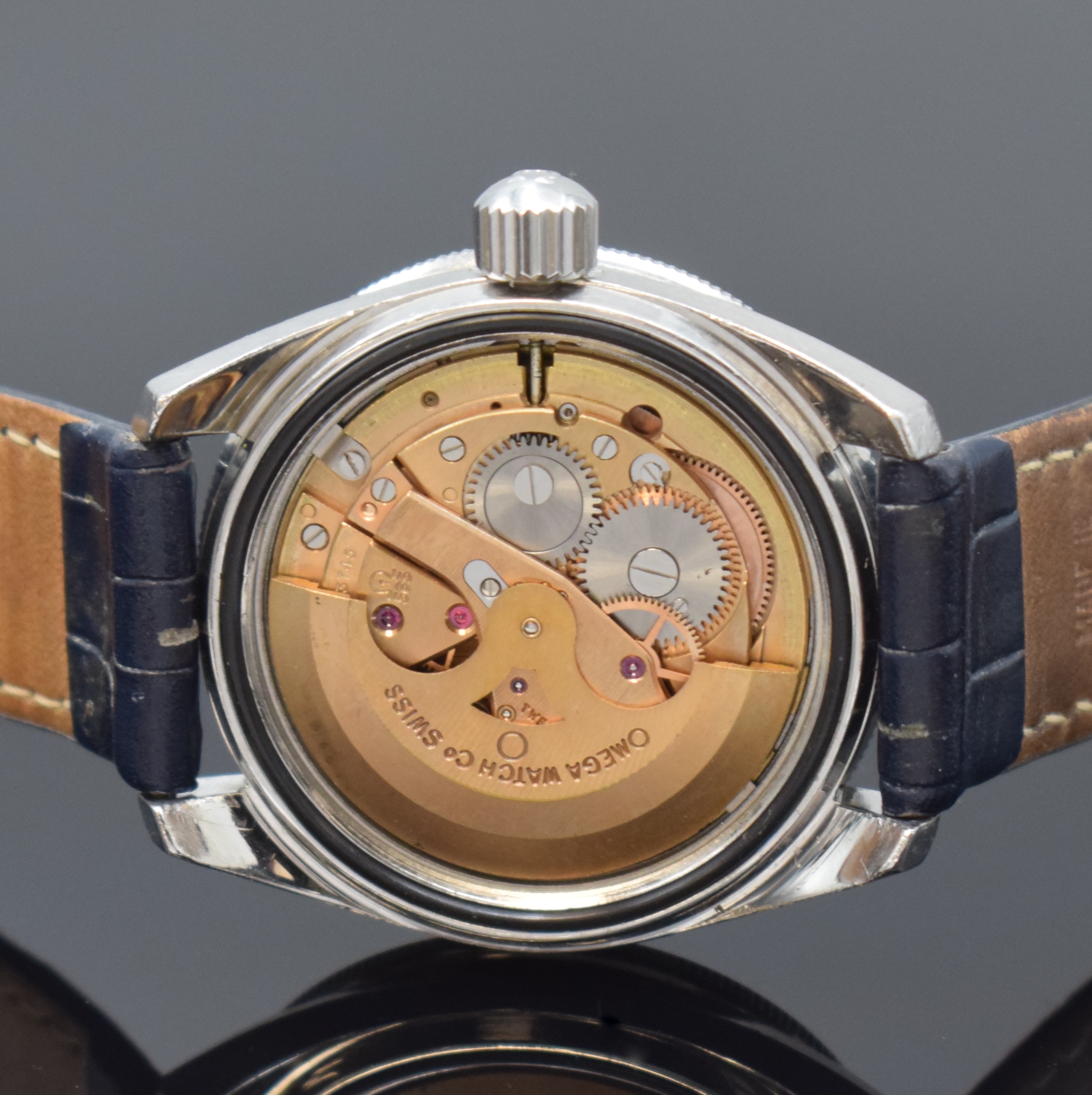 Detail d: OMEGA Seamaster 60 Herrenarmbanduhr in Stahl Referenz 166.062, Schweiz um 1970, Automatik, unpoliertes Geh., Boden u. Krone verschr., blaue ...