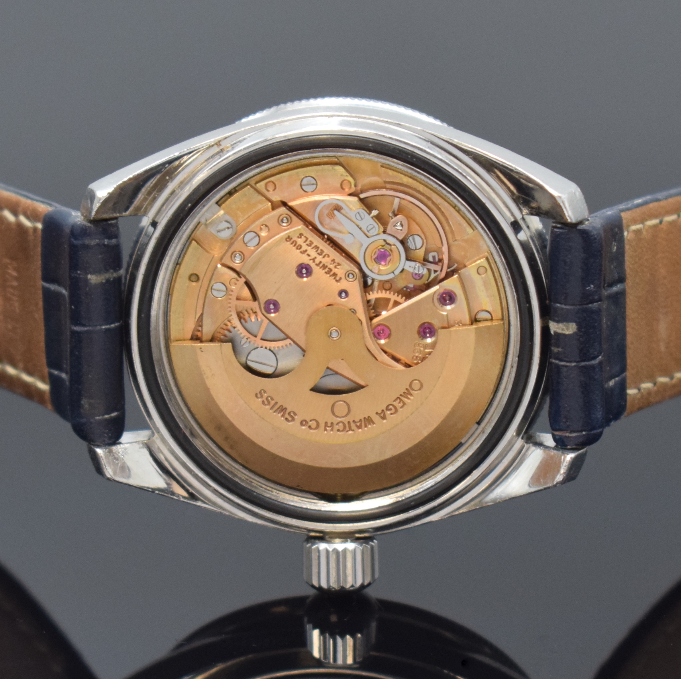 Detail e: OMEGA Seamaster 60 Herrenarmbanduhr in Stahl Referenz 166.062, Schweiz um 1970, Automatik, unpoliertes Geh., Boden u. Krone verschr., blaue ...
