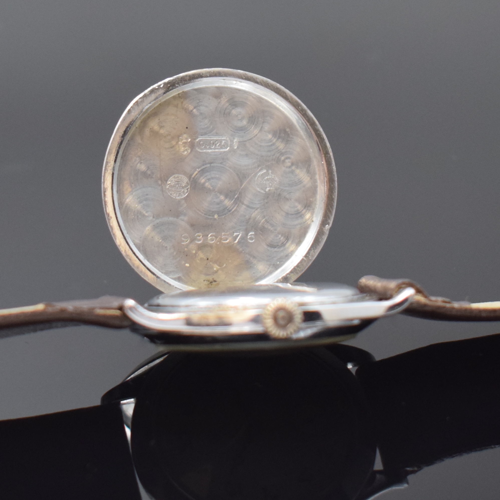 Detail d: IWC seltene und frühe Armbanduhr Kaliber 76 in Silber, Schweiz um 1928, Handaufzug, Scharniergeh. in Sterlingsilber, verchromt, Lünette aufgedr., ...