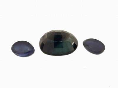 26888936a - Lot 3 lose Saphire, 1 x ovalfacett., ca. 6.07 ct, 2 x tropfenf. Cabochons zus. ca. ...