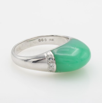 26888991a - Ring mit Chrysopras und Diamanten, WG 585/ 000, hoher Chrysoprascabochon, Diam. zus. ca. ...