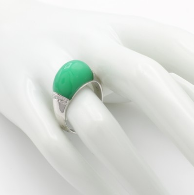 26888991b - Ring mit Chrysopras und Diamanten, WG 585/ 000, hoher Chrysoprascabochon, Diam. zus. ca. ...