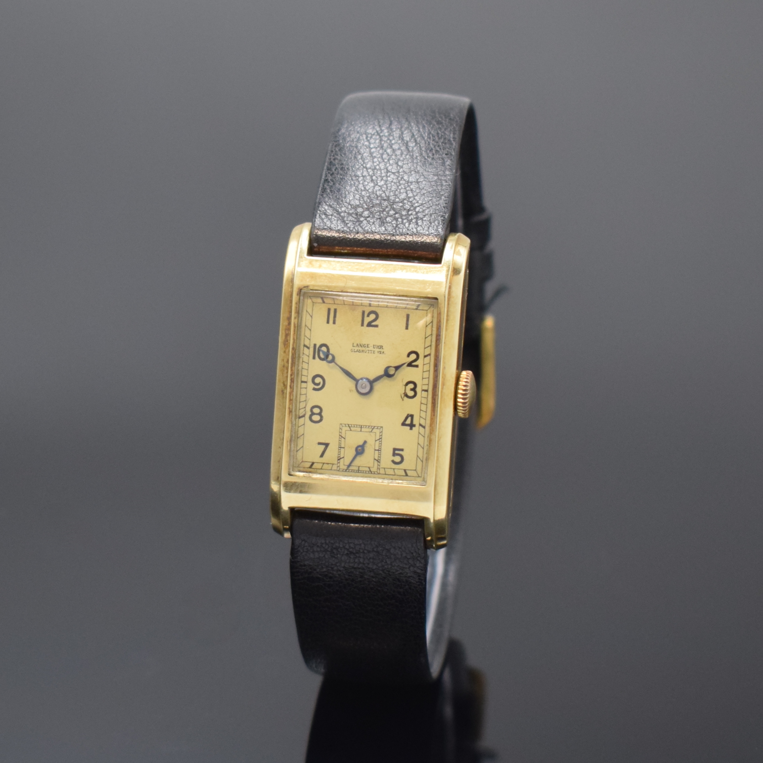 A. LANGE & SÖHNE rechteckige Armbanduhr in GG 585/000, Deutschland / Schweiz um 1935, Handaufzug, 2-tlg. Geh., Boden aufgedr., matt-gold. Zifferbl. ...