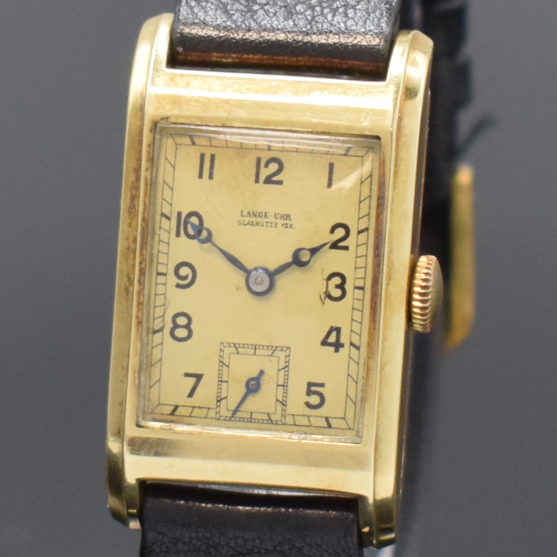 Detail a: A. LANGE & SÖHNE rechteckige Armbanduhr in GG 585/000, Deutschland / Schweiz um 1935, Handaufzug, 2-tlg. Geh., Boden aufgedr., matt-gold. Zifferbl. ...